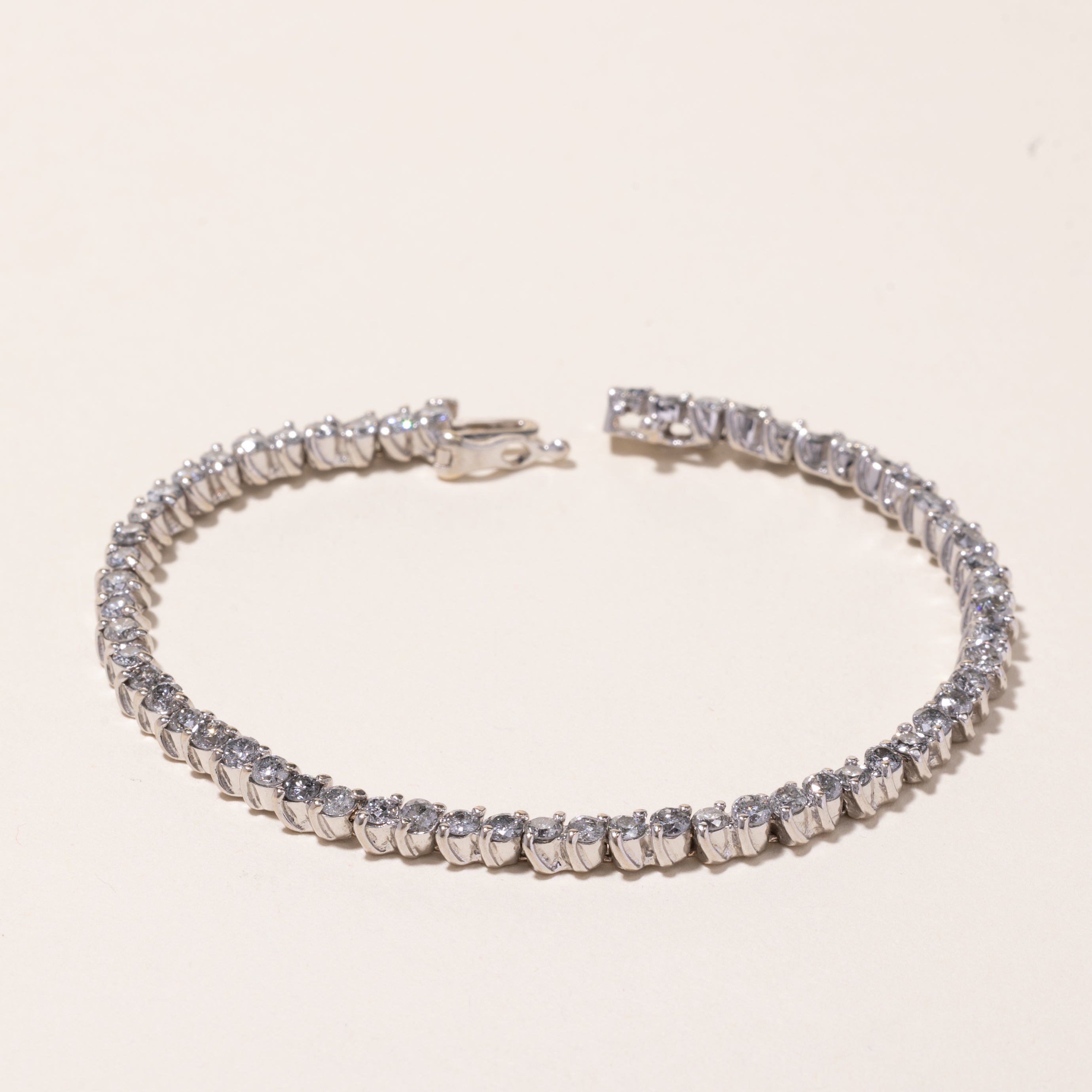 Bracelet tennis en or blanc 14 carats et diamants | 4,00 ct au total | 17,8 cm