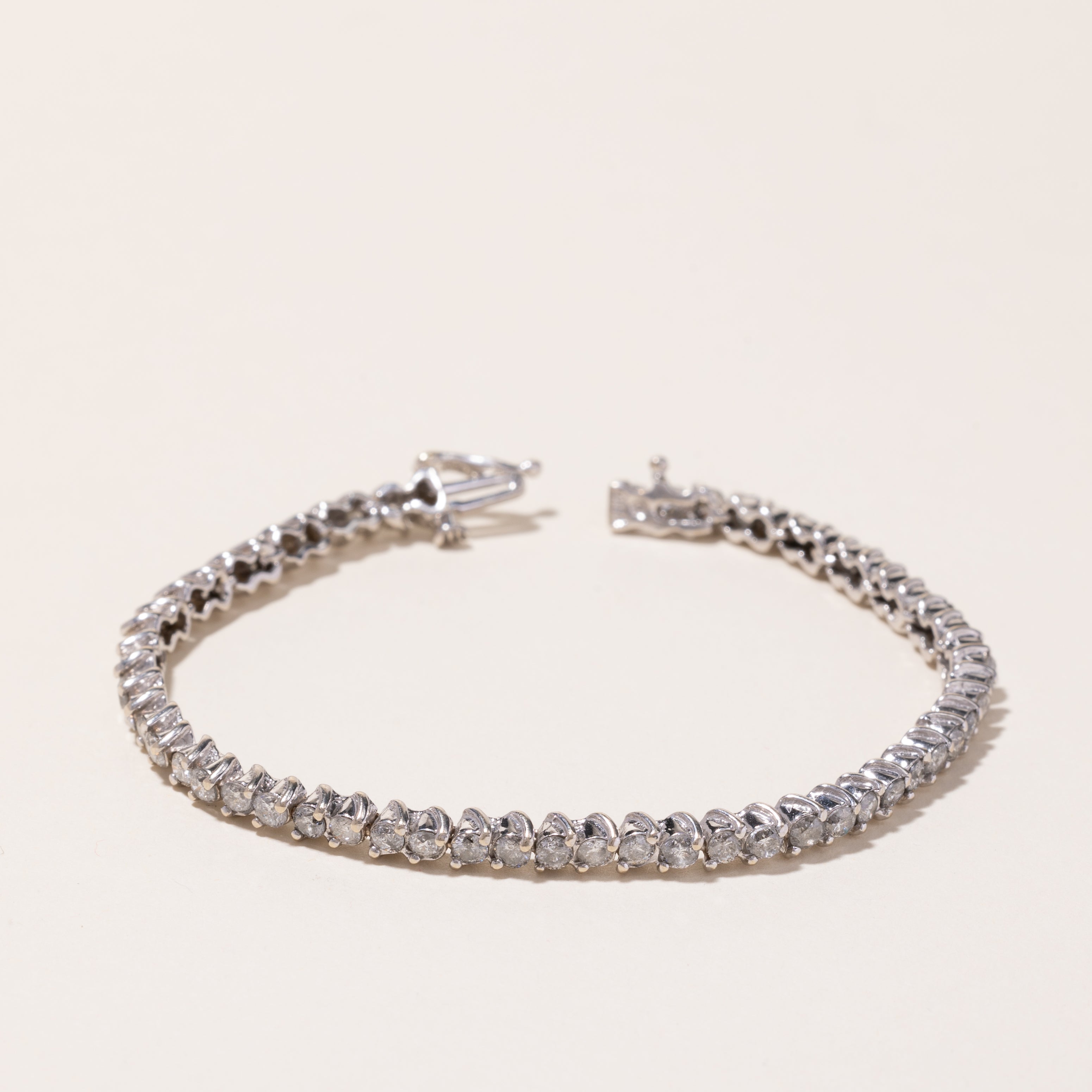 Bracelet tennis en or blanc 14 carats et diamants | 4,00 ct au total | 17,8 cm
