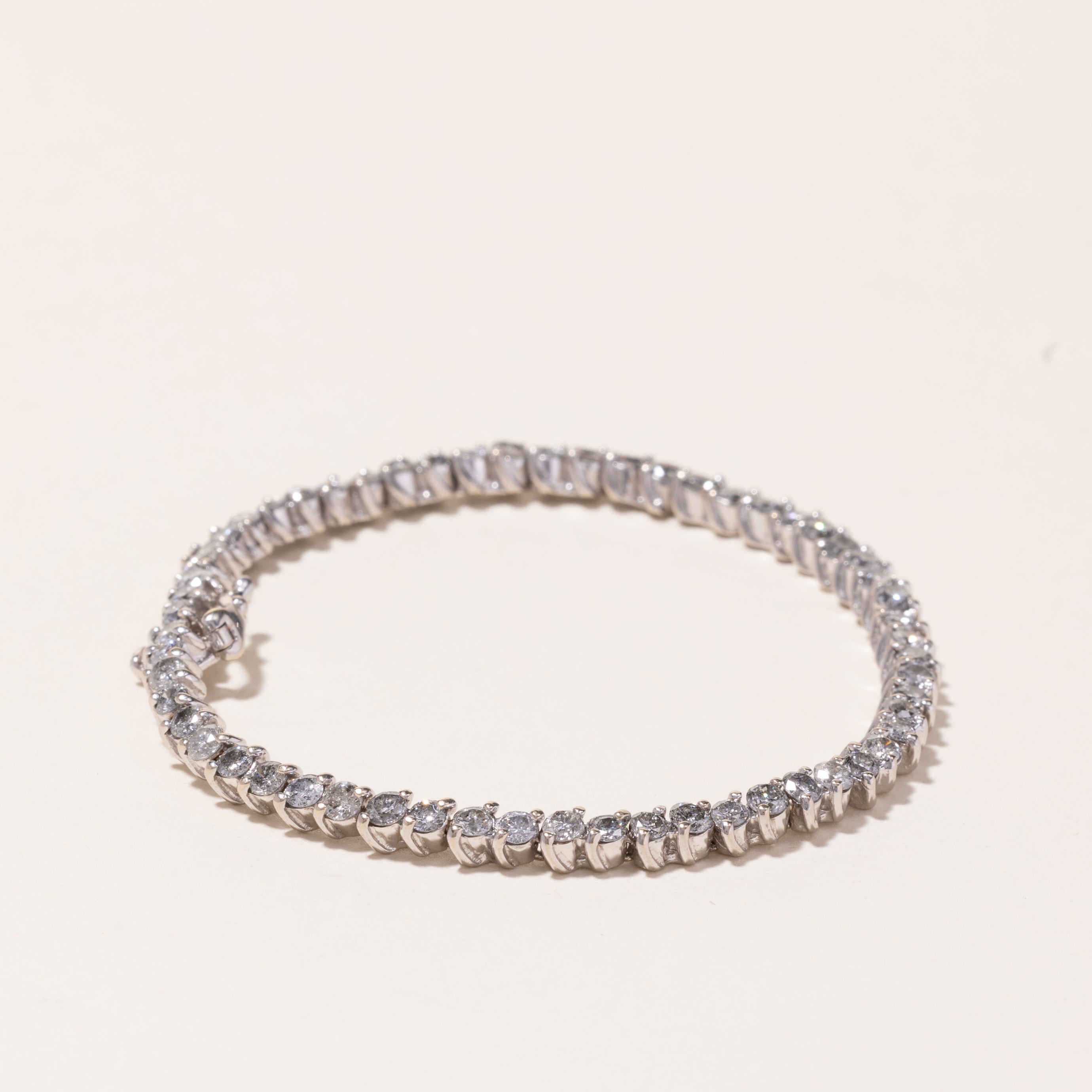 Bracelet tennis en or blanc 14 carats et diamants | 4,00 ct au total | 17,8 cm
