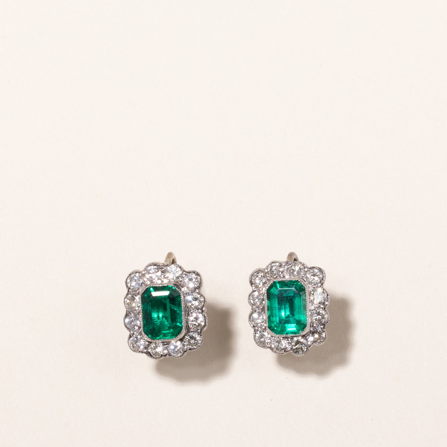 Boucles d'oreilles en platine, émeraudes synthétiques et diamants | 3,28 ct, 1,33 ct | 1,2 x 1,3 cm