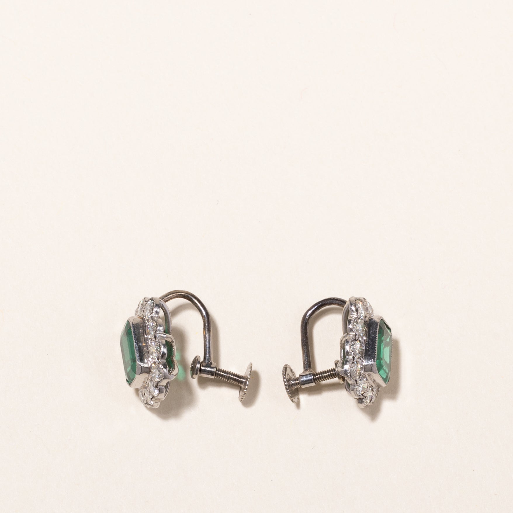 Boucles d'oreilles en platine, émeraudes synthétiques et diamants | 3,28 ct, 1,33 ct | 1,2 x 1,3 cm
