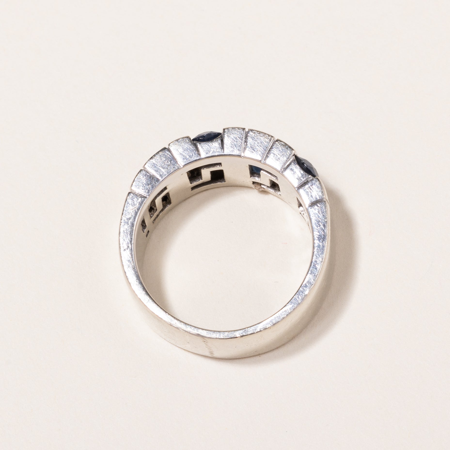 Bague en or blanc 14 carats, saphirs et diamants | 1,82 ct au total, 0,15 ct au total | Taille 8,75