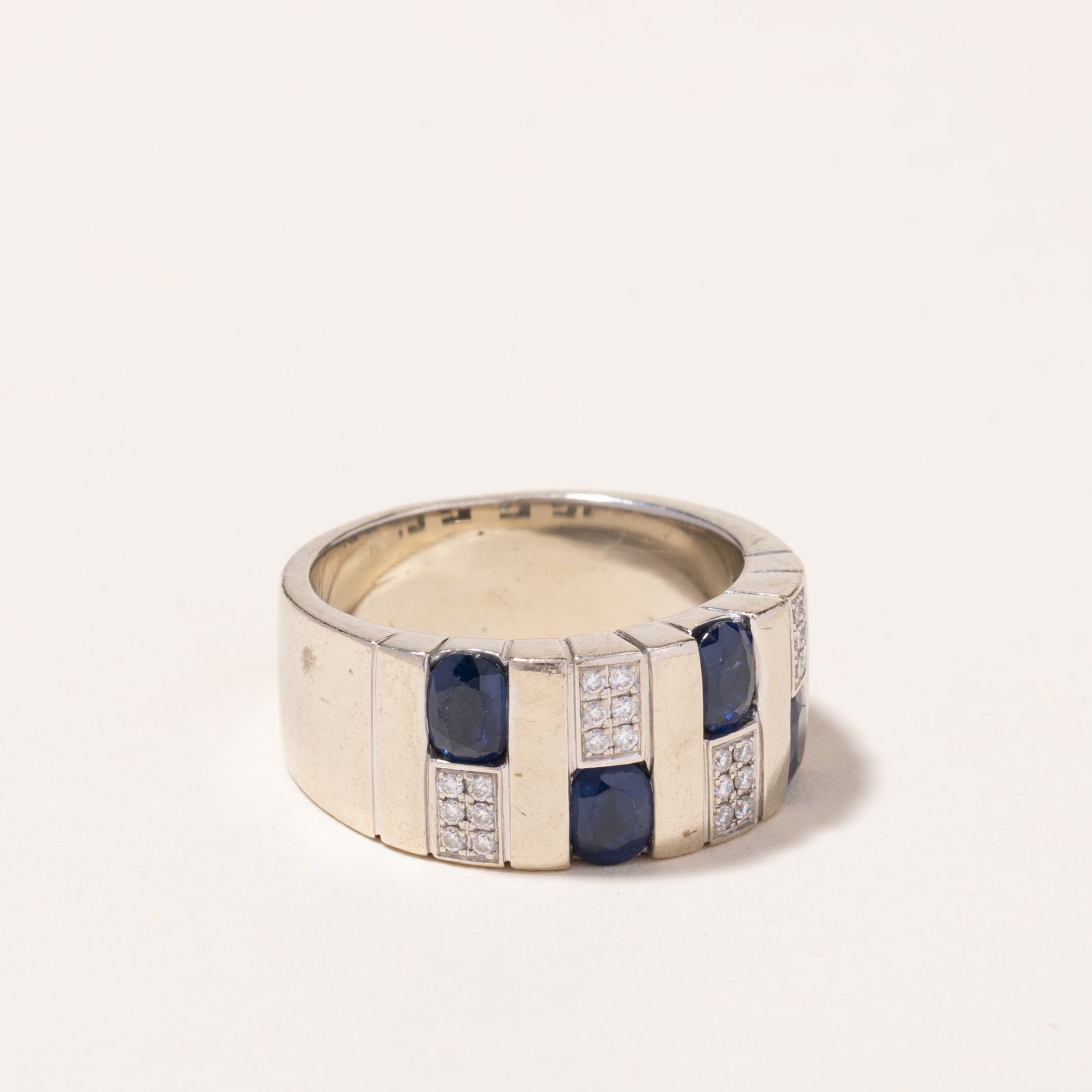 Bague en or blanc 14 carats, saphirs et diamants | 1,82 ct au total, 0,15 ct au total | Taille 8,75