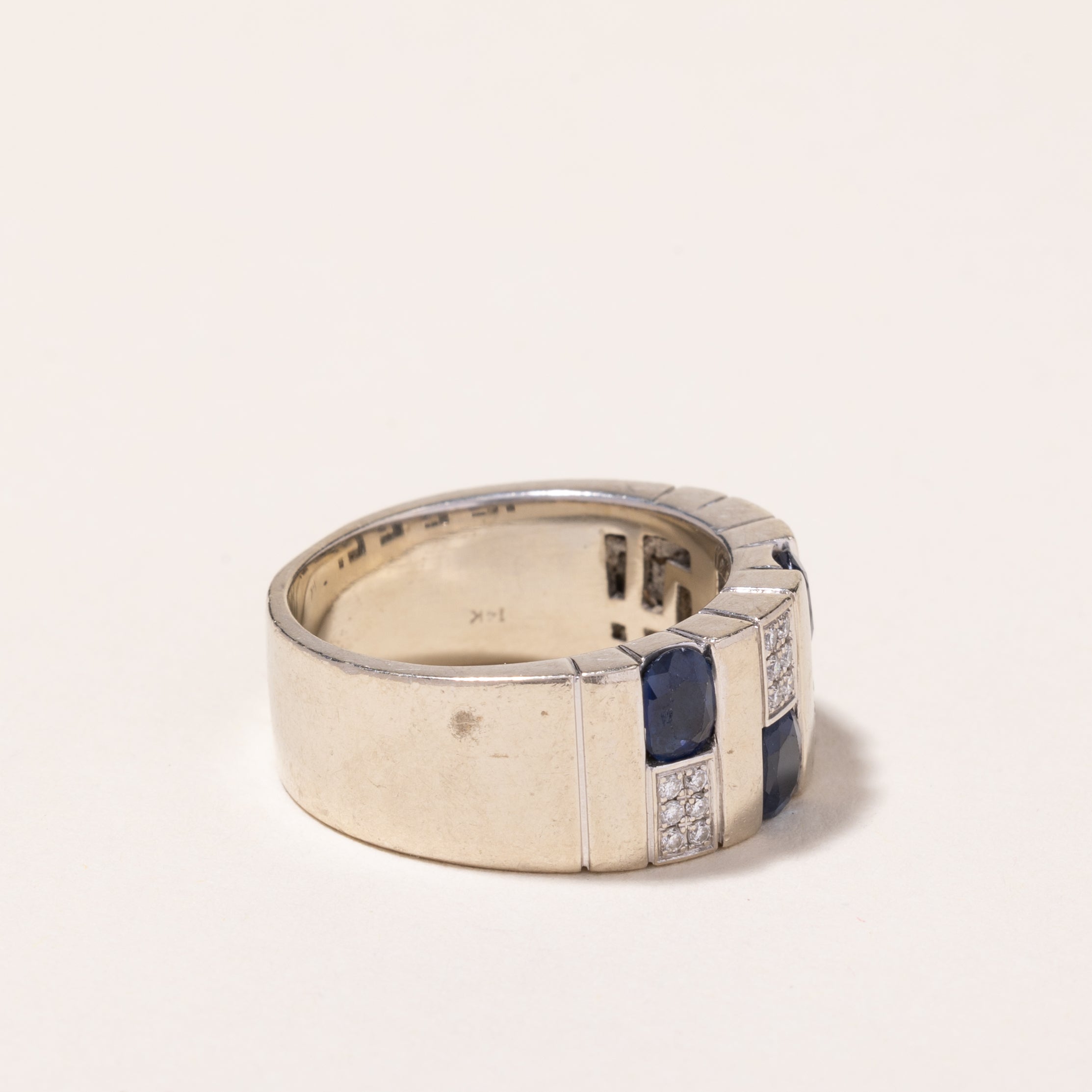 Bague en or blanc 14 carats, saphirs et diamants | 1,82 ct au total, 0,15 ct au total | Taille 8,75