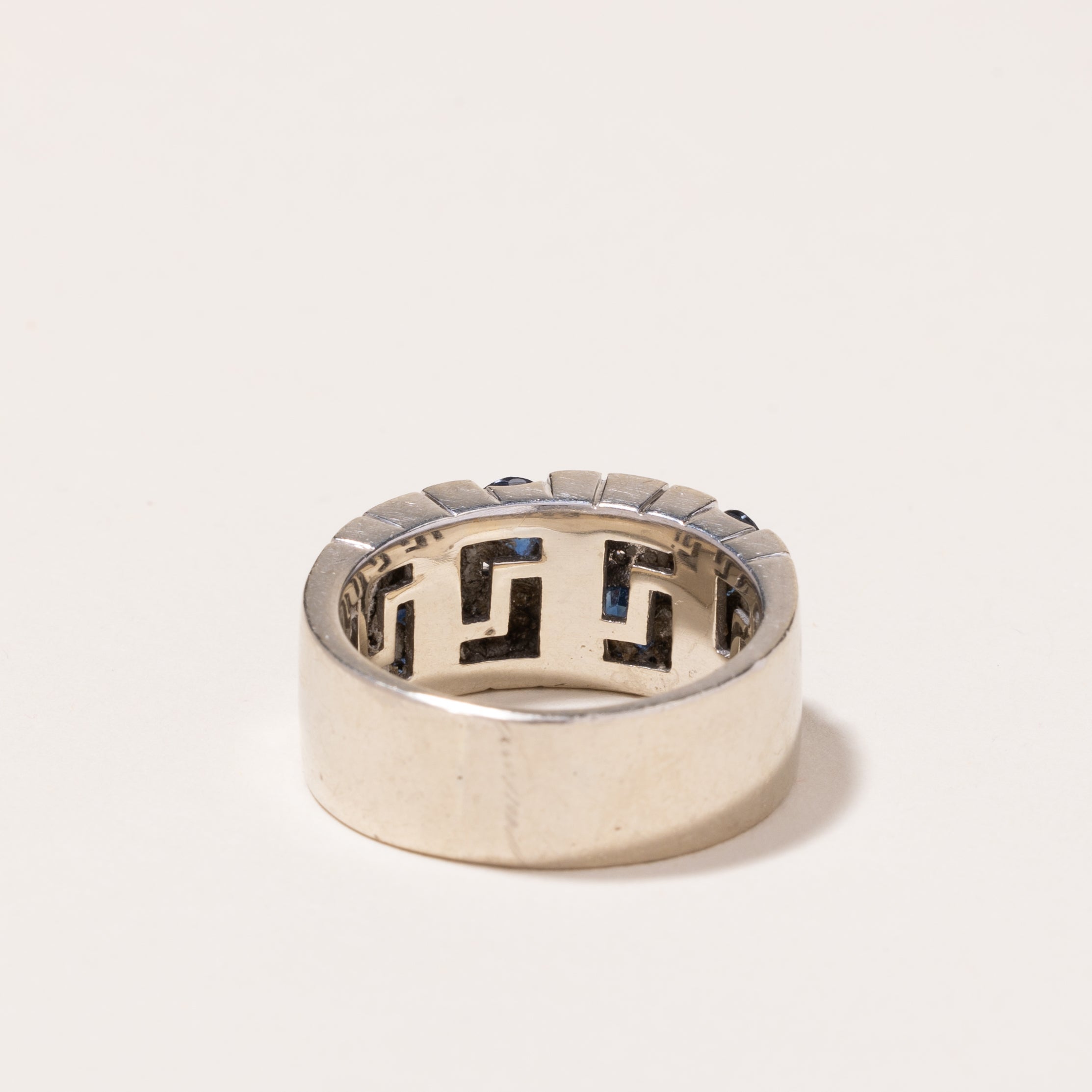 Bague en or blanc 14 carats, saphirs et diamants | 1,82 ct au total, 0,15 ct au total | Taille 8,75