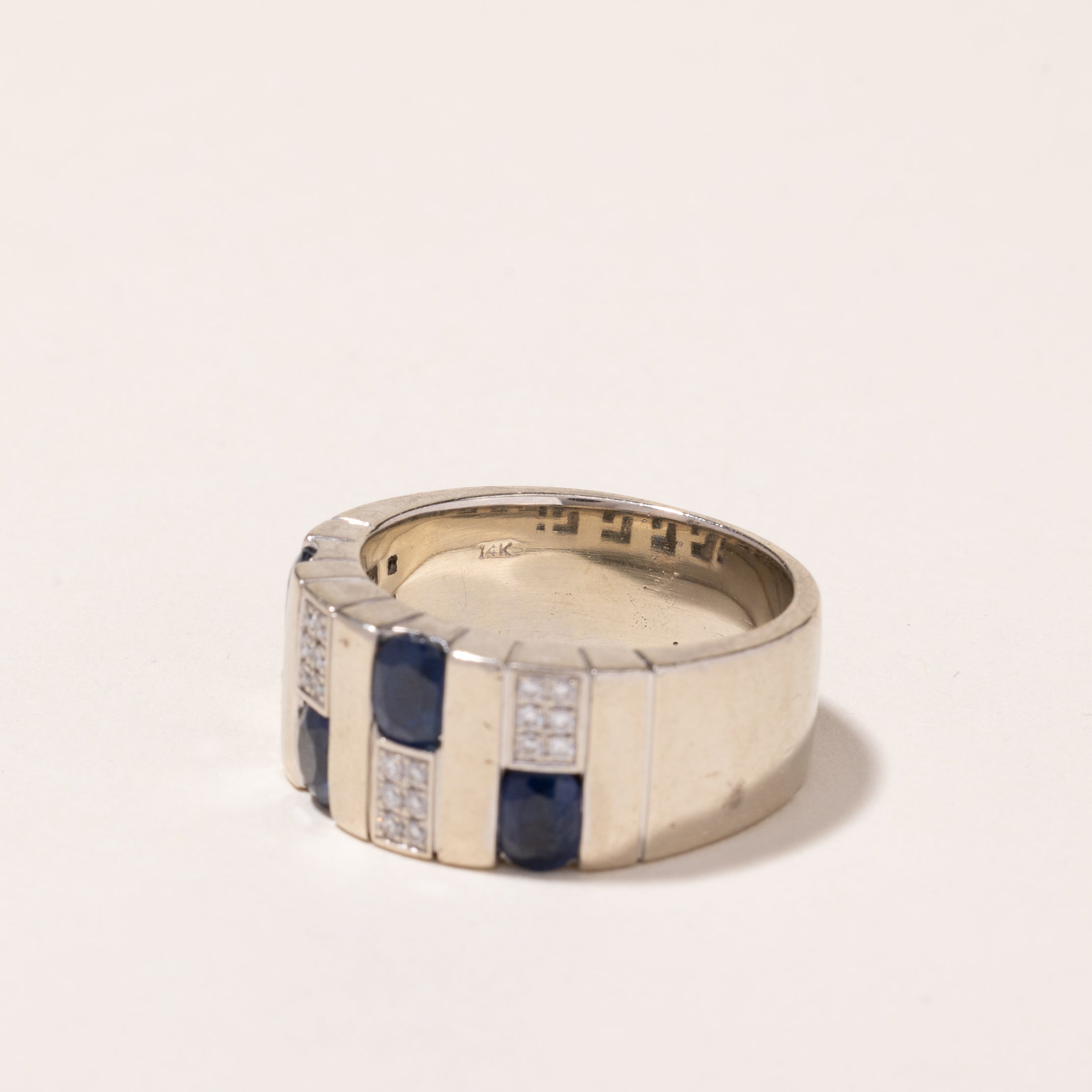 Bague en or blanc 14 carats, saphirs et diamants | 1,82 ct au total, 0,15 ct au total | Taille 8,75