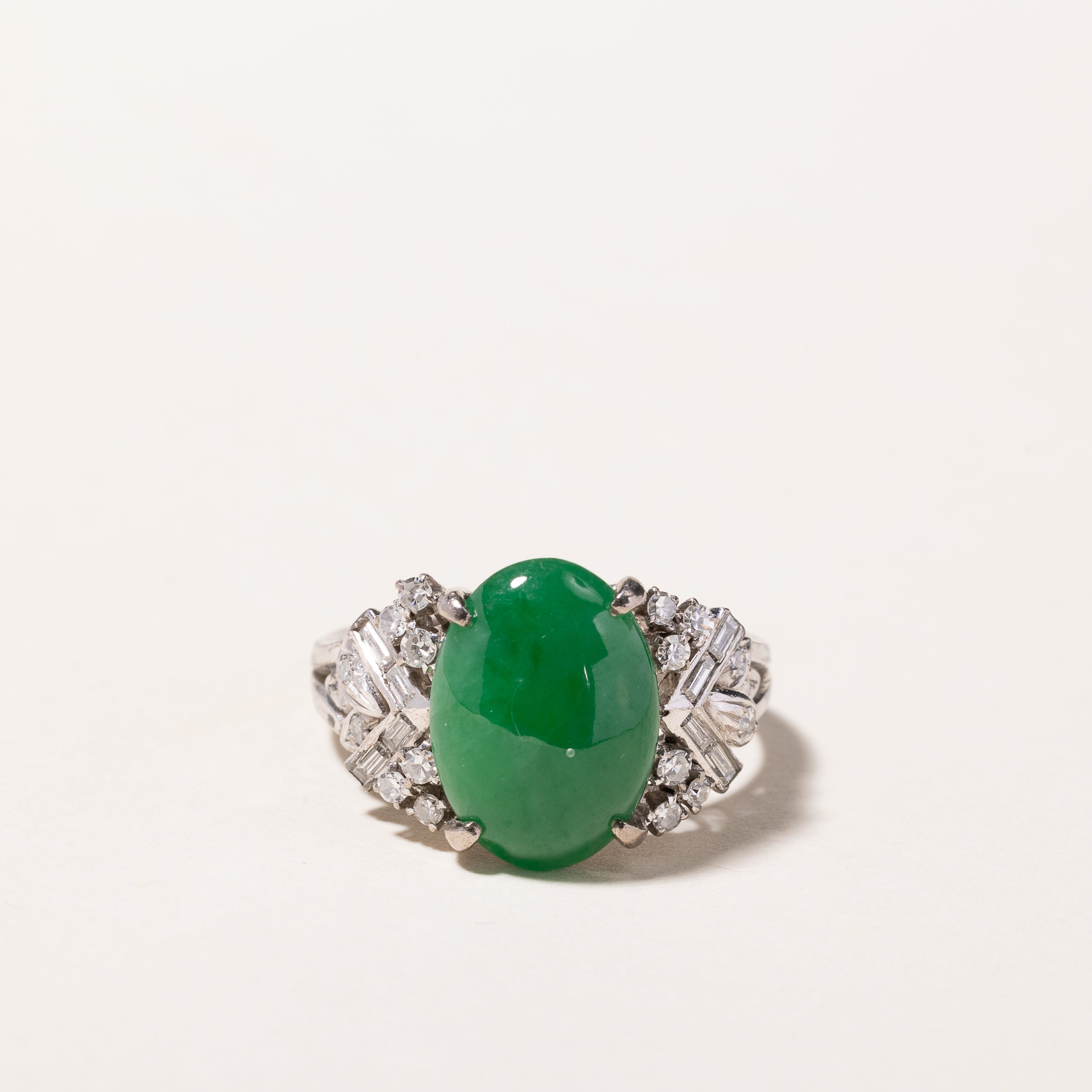 Bague en or blanc 18 carats, jade et diamants | 13,50 x 10,10 x 3,20 mm, 0,50 ct au total | Taille 7,25