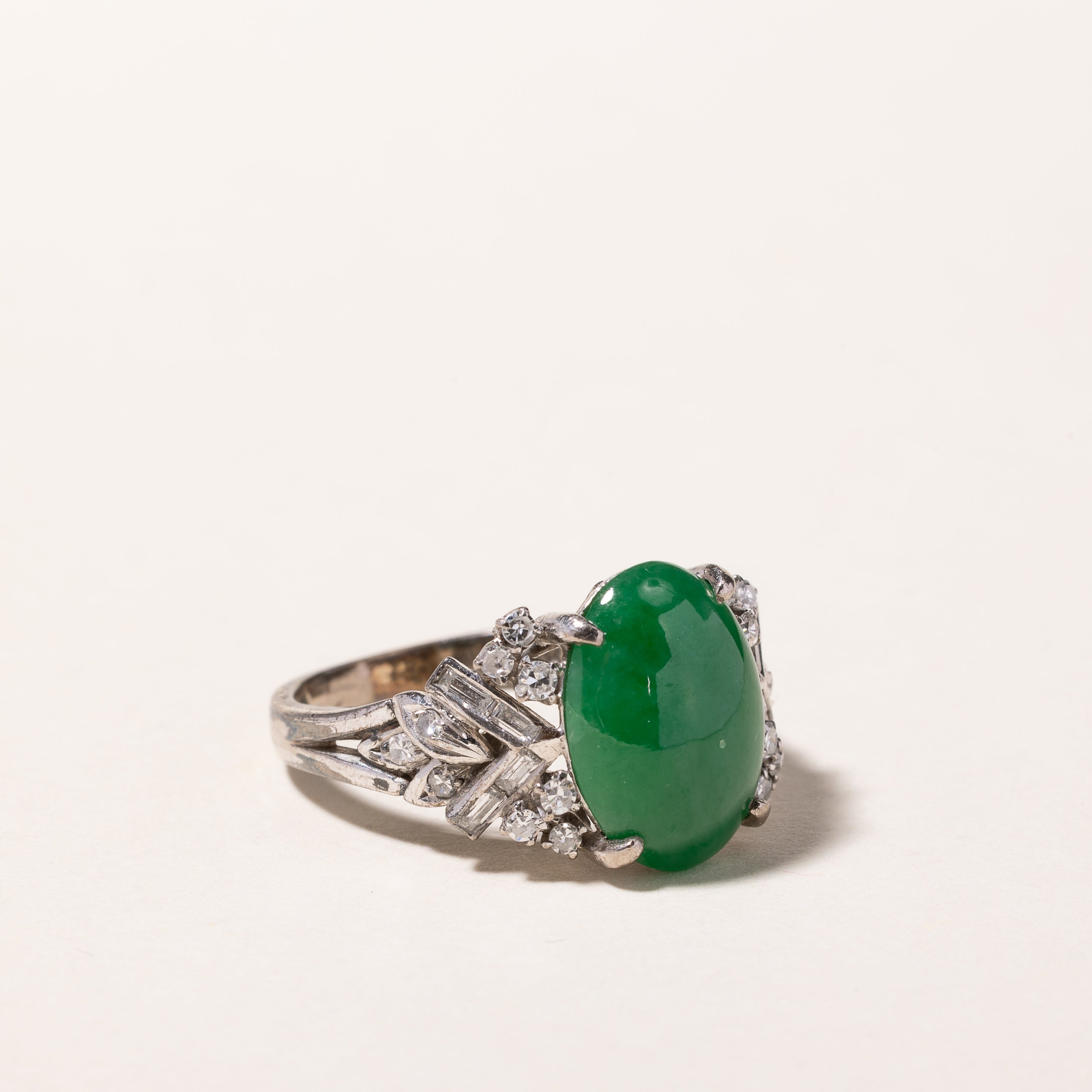 Bague en or blanc 18 carats, jade et diamants | 13,50 x 10,10 x 3,20 mm, 0,50 ct au total | Taille 7,25