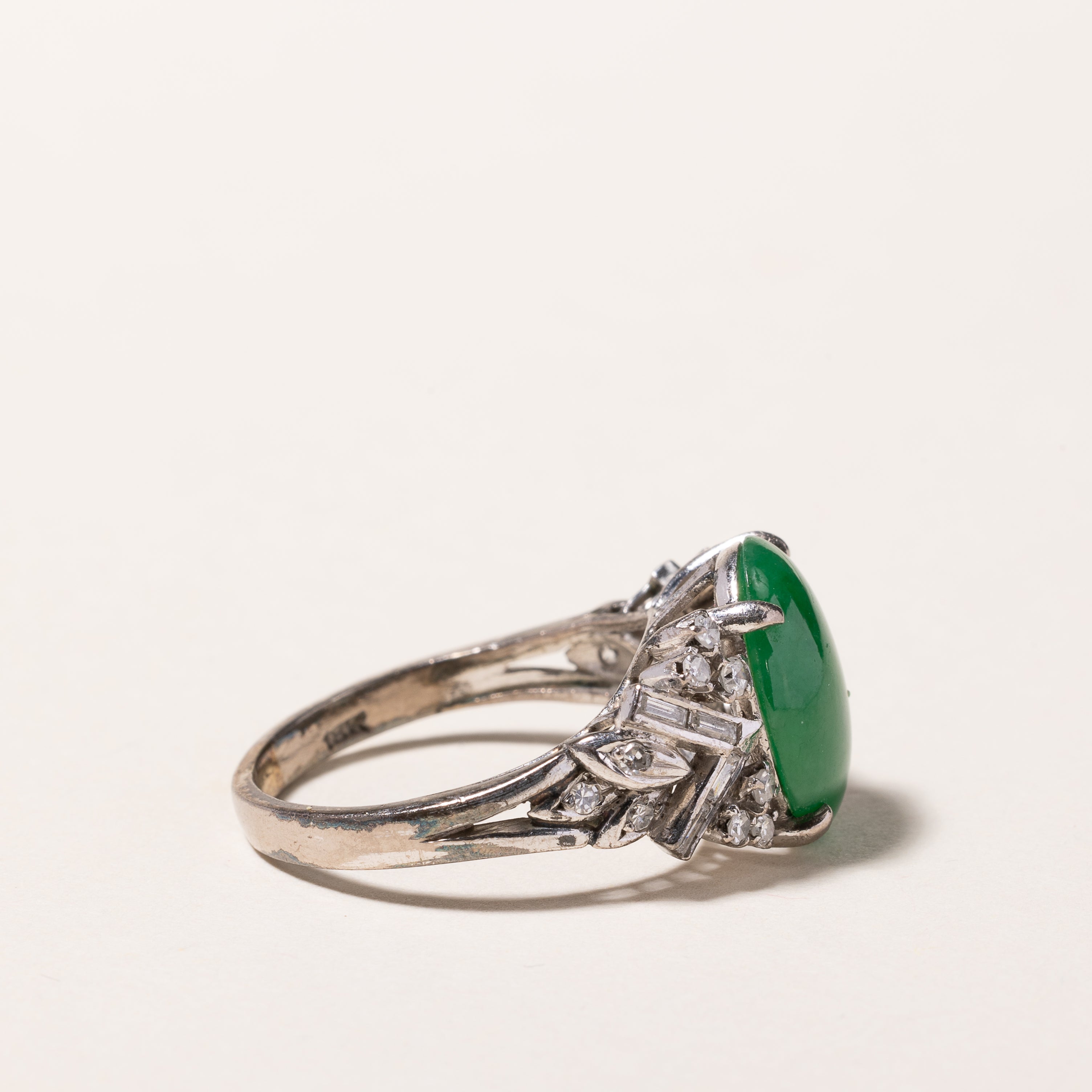 Bague en or blanc 18 carats, jade et diamants | 13,50 x 10,10 x 3,20 mm, 0,50 ct au total | Taille 7,25