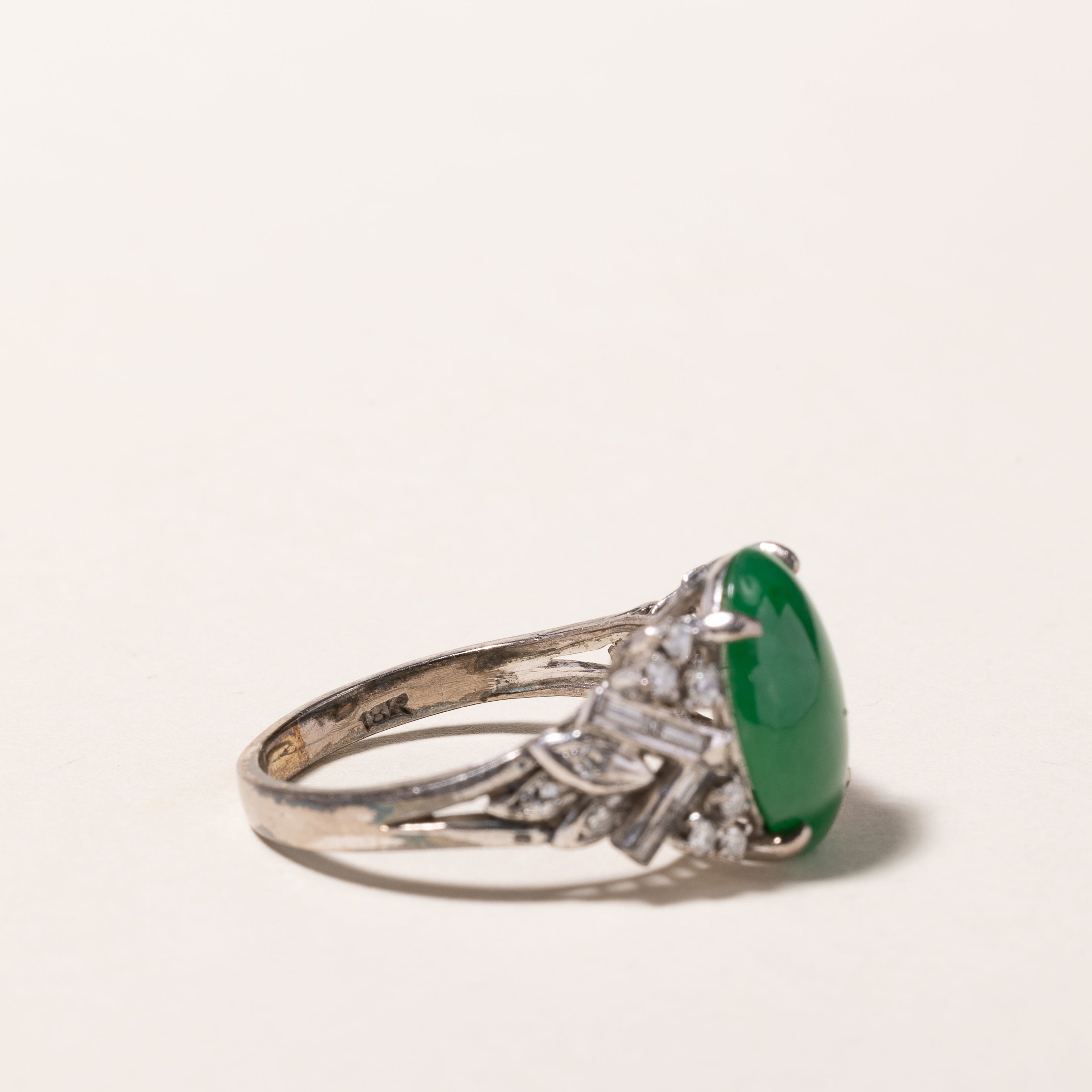 Bague en or blanc 18 carats, jade et diamants | 13,50 x 10,10 x 3,20 mm, 0,50 ct au total | Taille 7,25