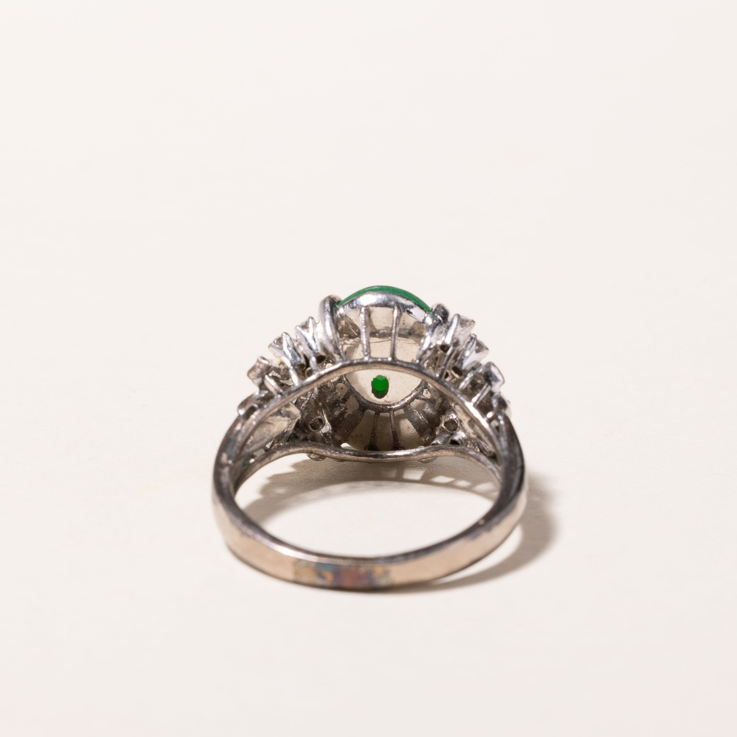 Bague en or blanc 18 carats, jade et diamants | 13,50 x 10,10 x 3,20 mm, 0,50 ct au total | Taille 7,25