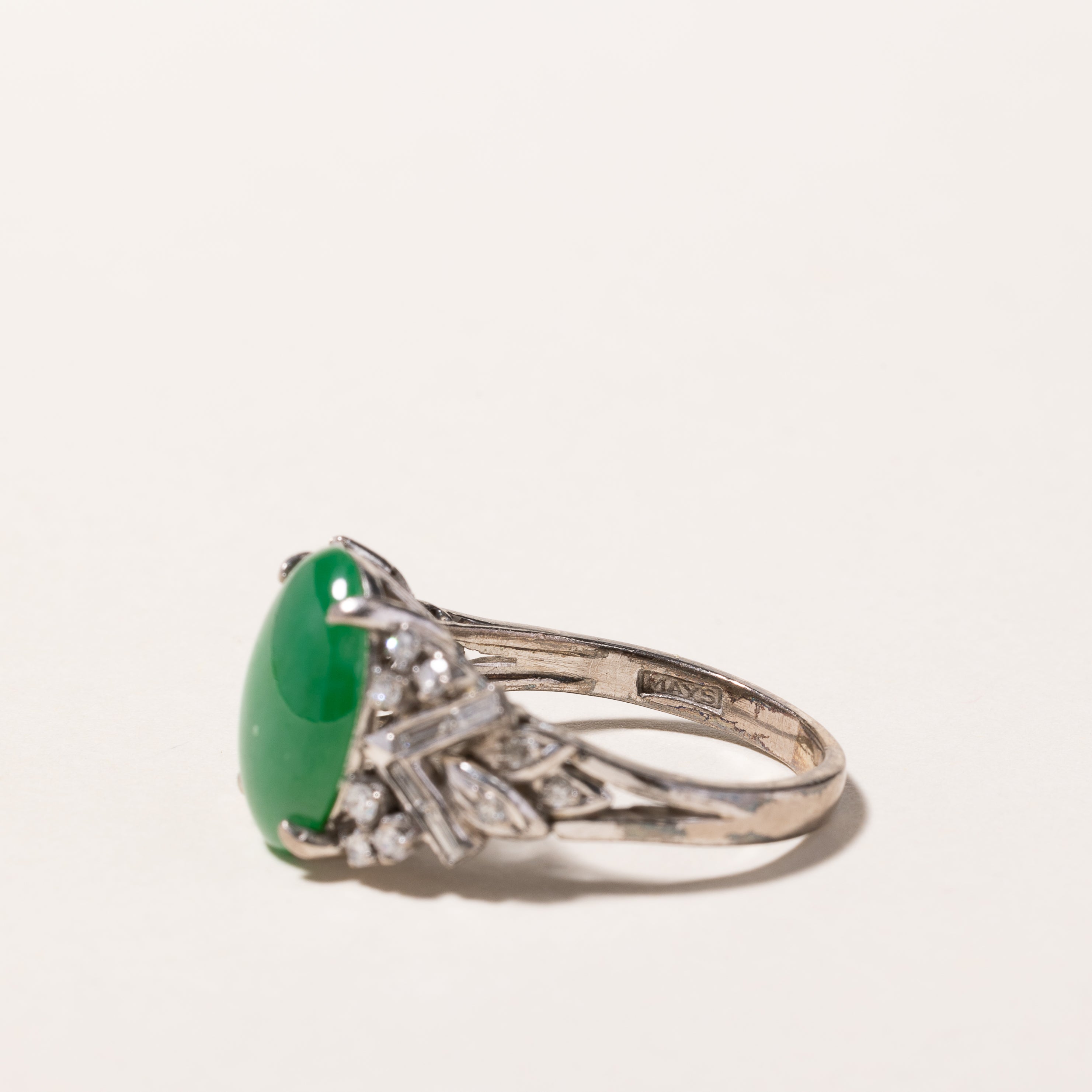 Bague en or blanc 18 carats, jade et diamants | 13,50 x 10,10 x 3,20 mm, 0,50 ct au total | Taille 7,25