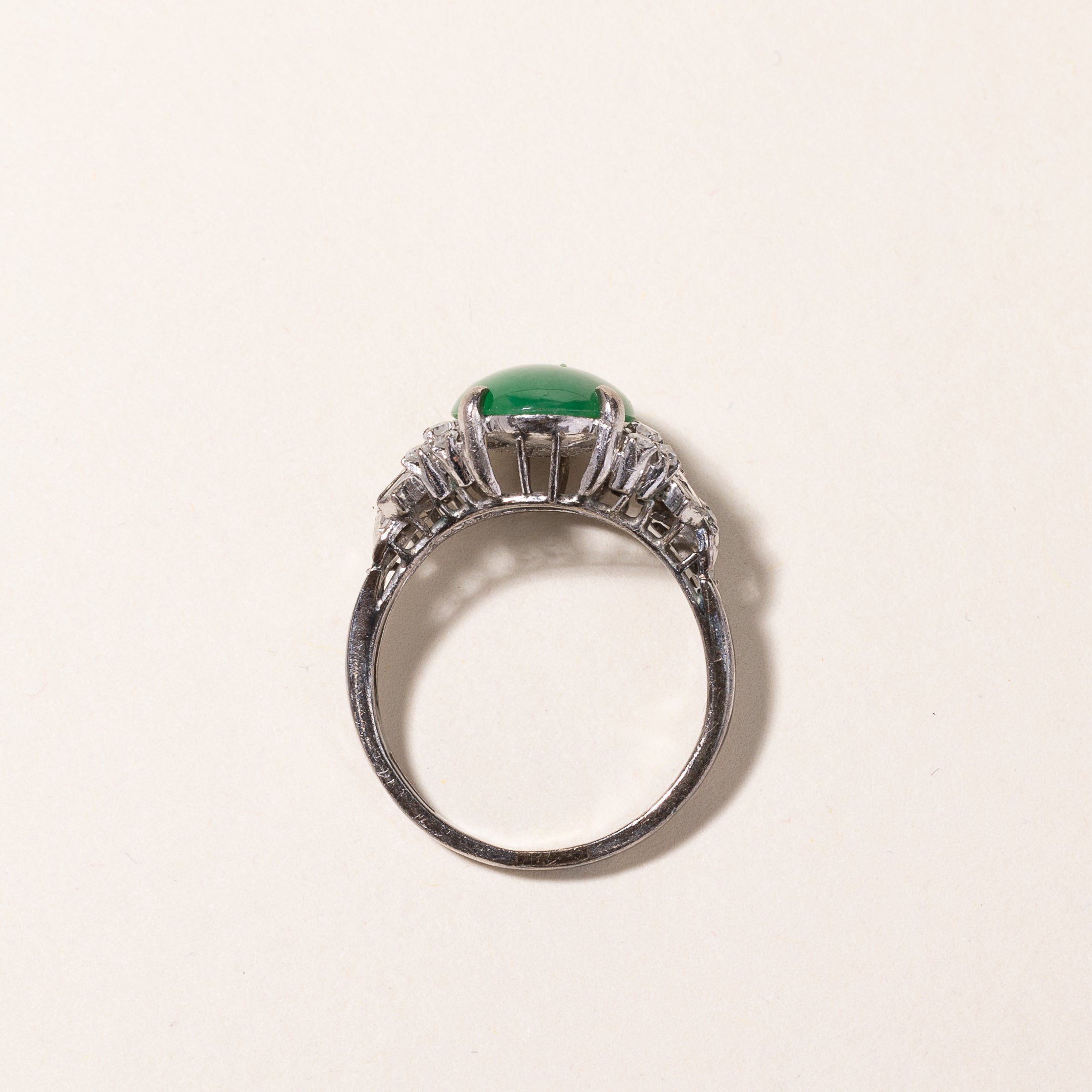Bague en or blanc 18 carats, jade et diamants | 13,50 x 10,10 x 3,20 mm, 0,50 ct au total | Taille 7,25