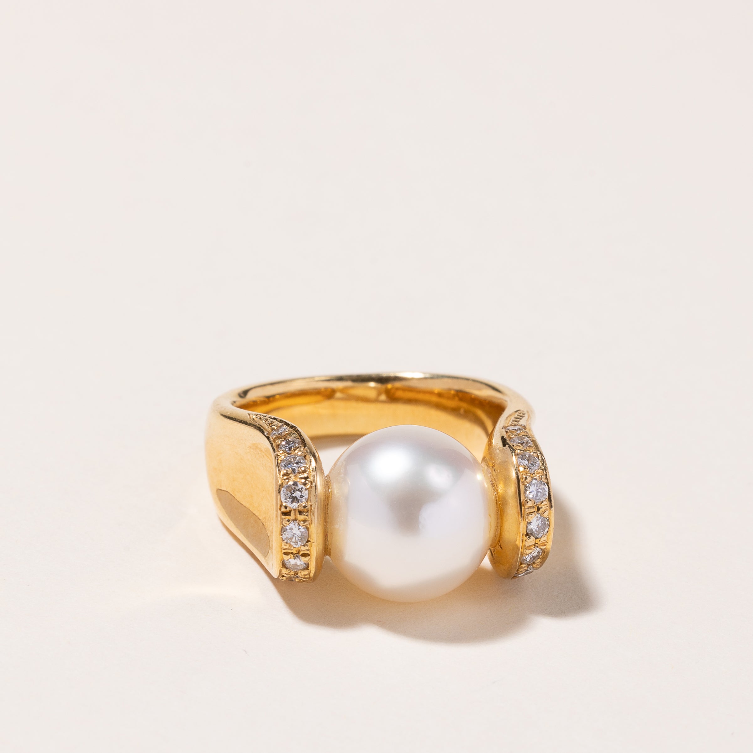 Bague en or jaune 18 carats, perle des mers du Sud et diamants | 11,50-11,80 mm, 0,30 ct | Taille 6