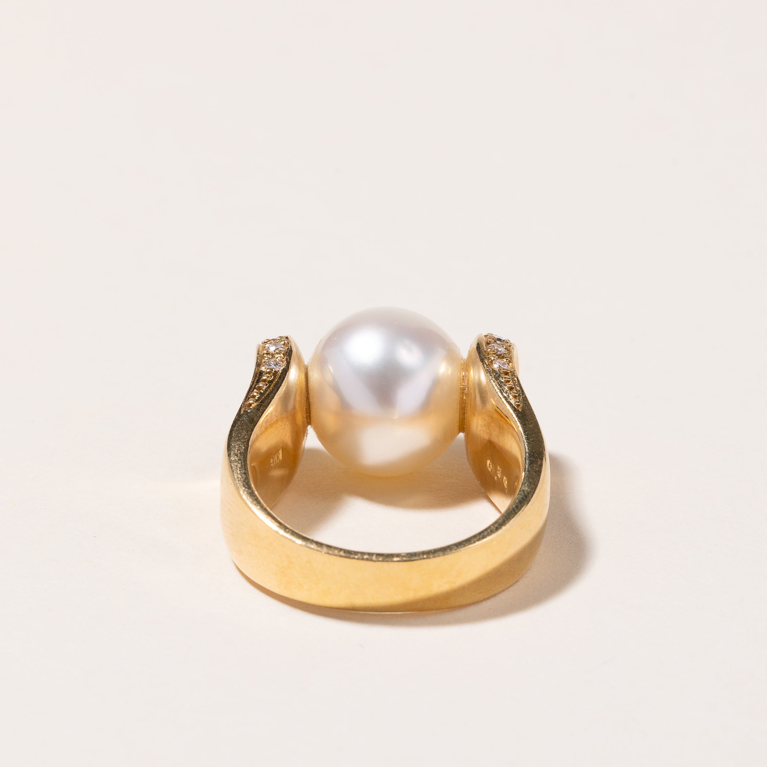 Bague en or jaune 18 carats, perle des mers du Sud et diamants | 11,50-11,80 mm, 0,30 ct | Taille 6