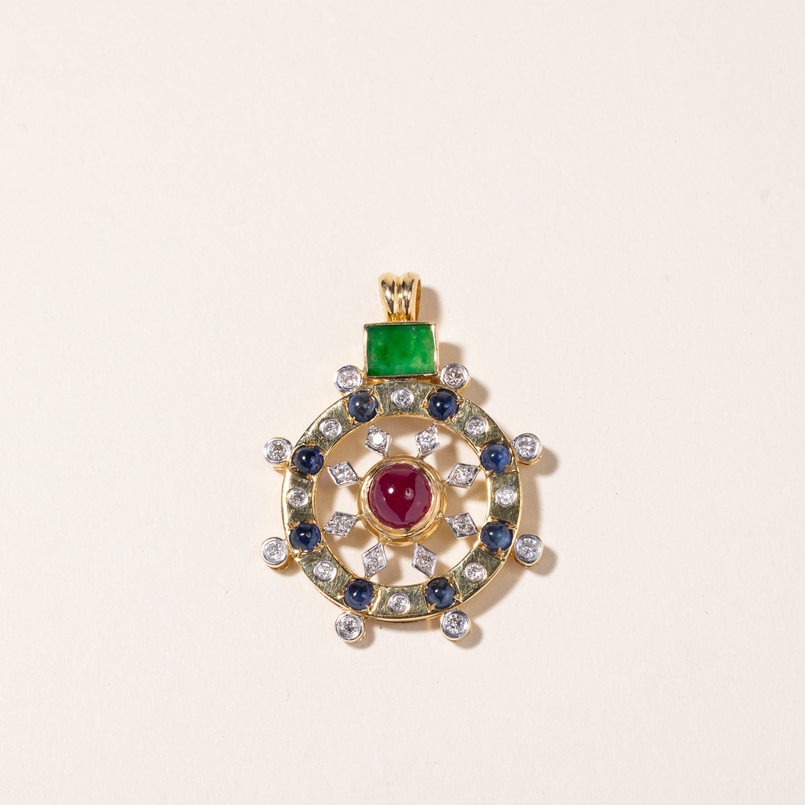 Pendentif en or jaune 18 carats avec jade, rubis et saphir | 6,80 x 5,20 x 0,80 mm, 1,42 ct, 1,21 ct au total, 0,50 ct au total |