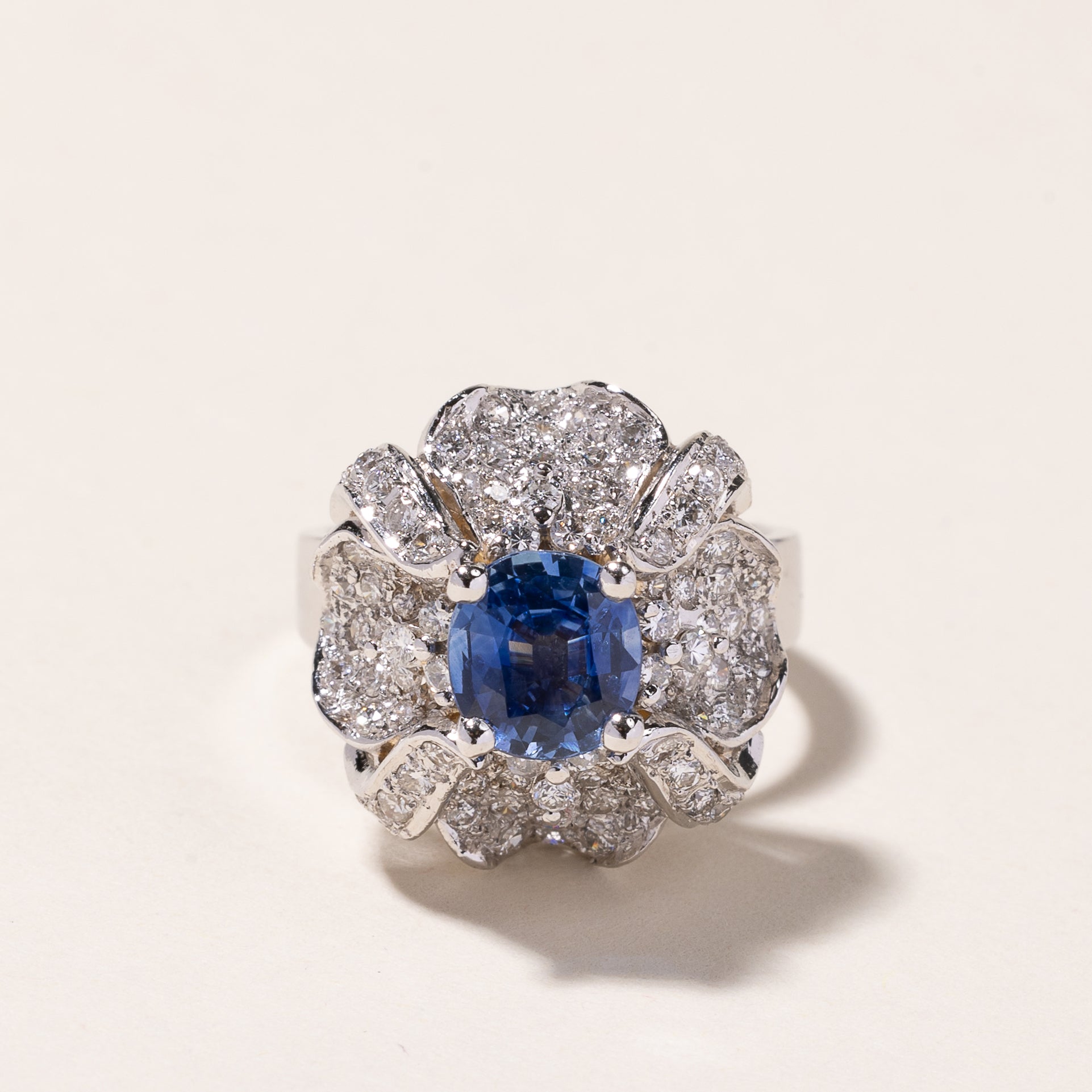 Bague en platine, saphir et diamants | 1,17 ct, 1,00 ct au total | 5,75