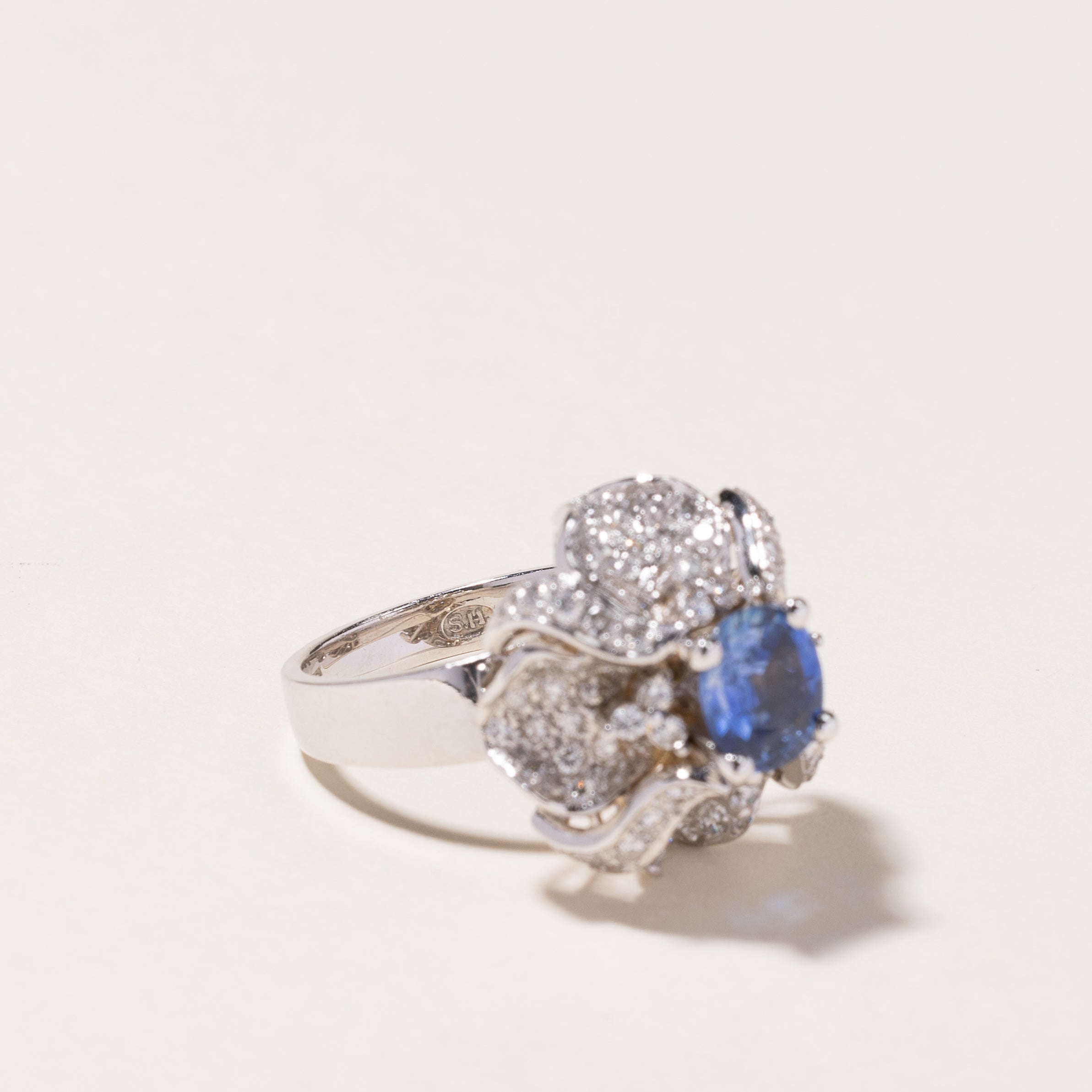 Bague en platine, saphir et diamants | 1,17 ct, 1,00 ct au total | 5,75