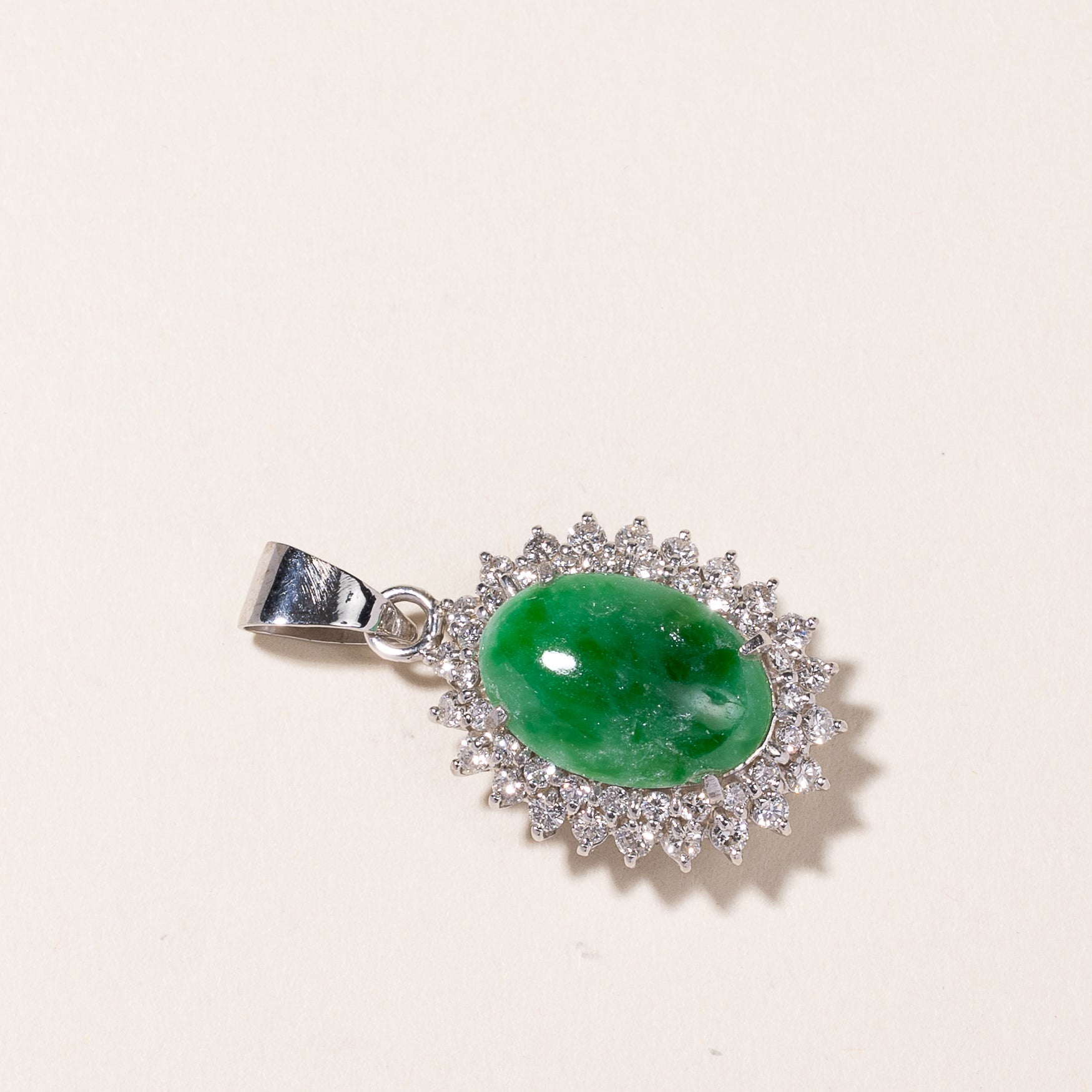 Pendentif en or blanc 14 carats, jade et diamants | 15,70 x 11,00 x 3,00 mm, 1,00 ct au total |