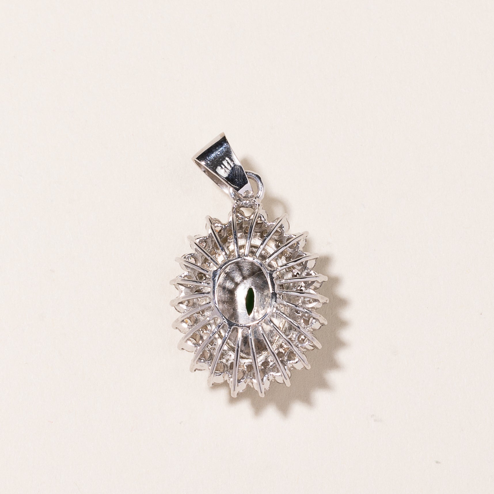 Pendentif en or blanc 14 carats, jade et diamants | 15,70 x 11,00 x 3,00 mm, 1,00 ct au total |