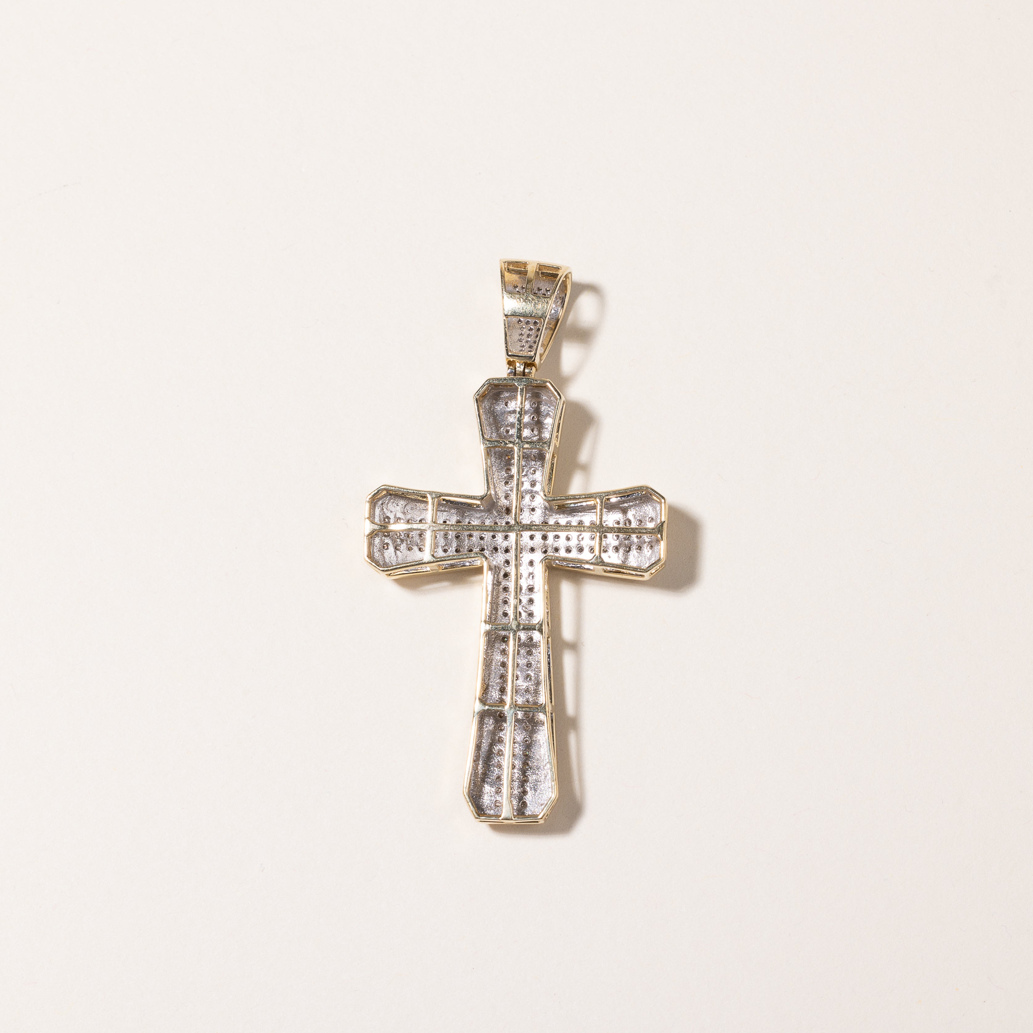 Pendentif croix en or bicolore 10 carats et diamants | 0,32 ct au total |