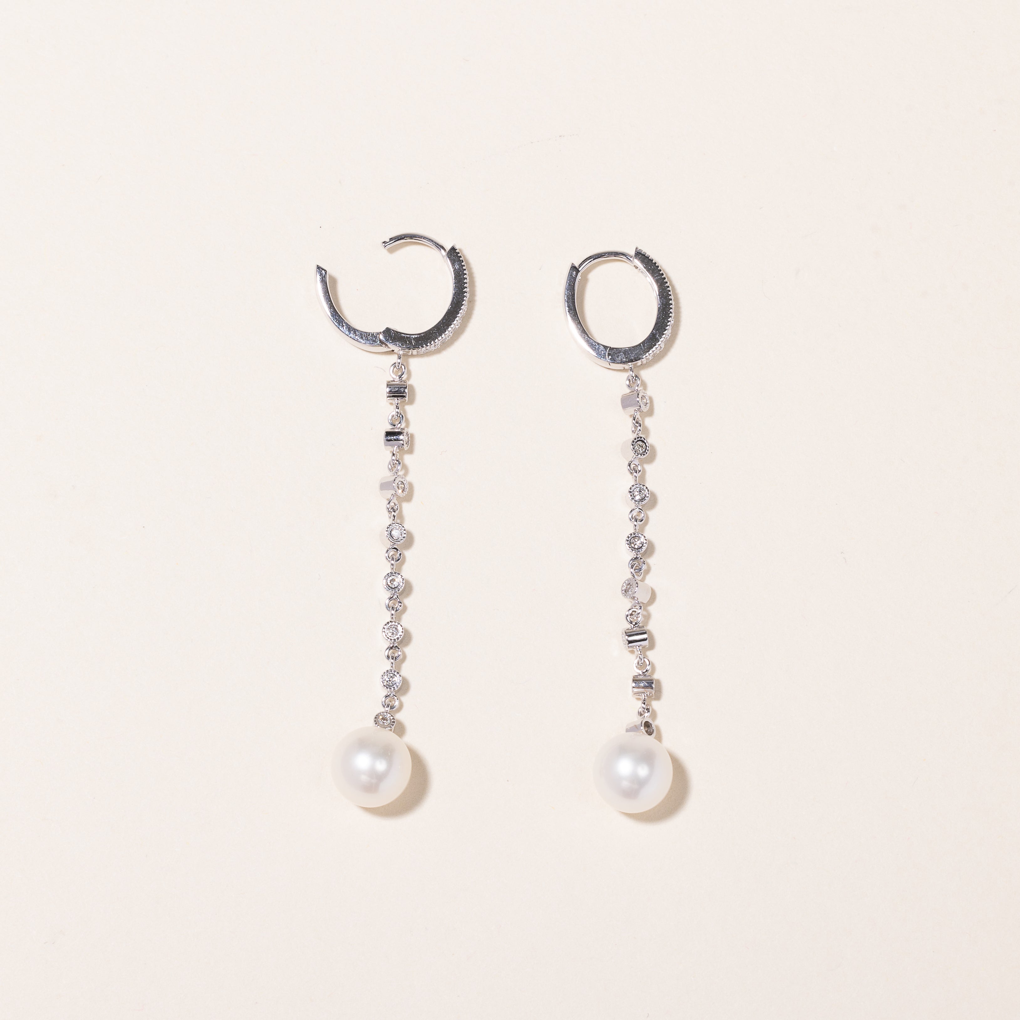 Boucles d'oreilles pendantes en or blanc 18 carats, perles et diamants | 7,70-7,80 mm, 0,26 ct au total
