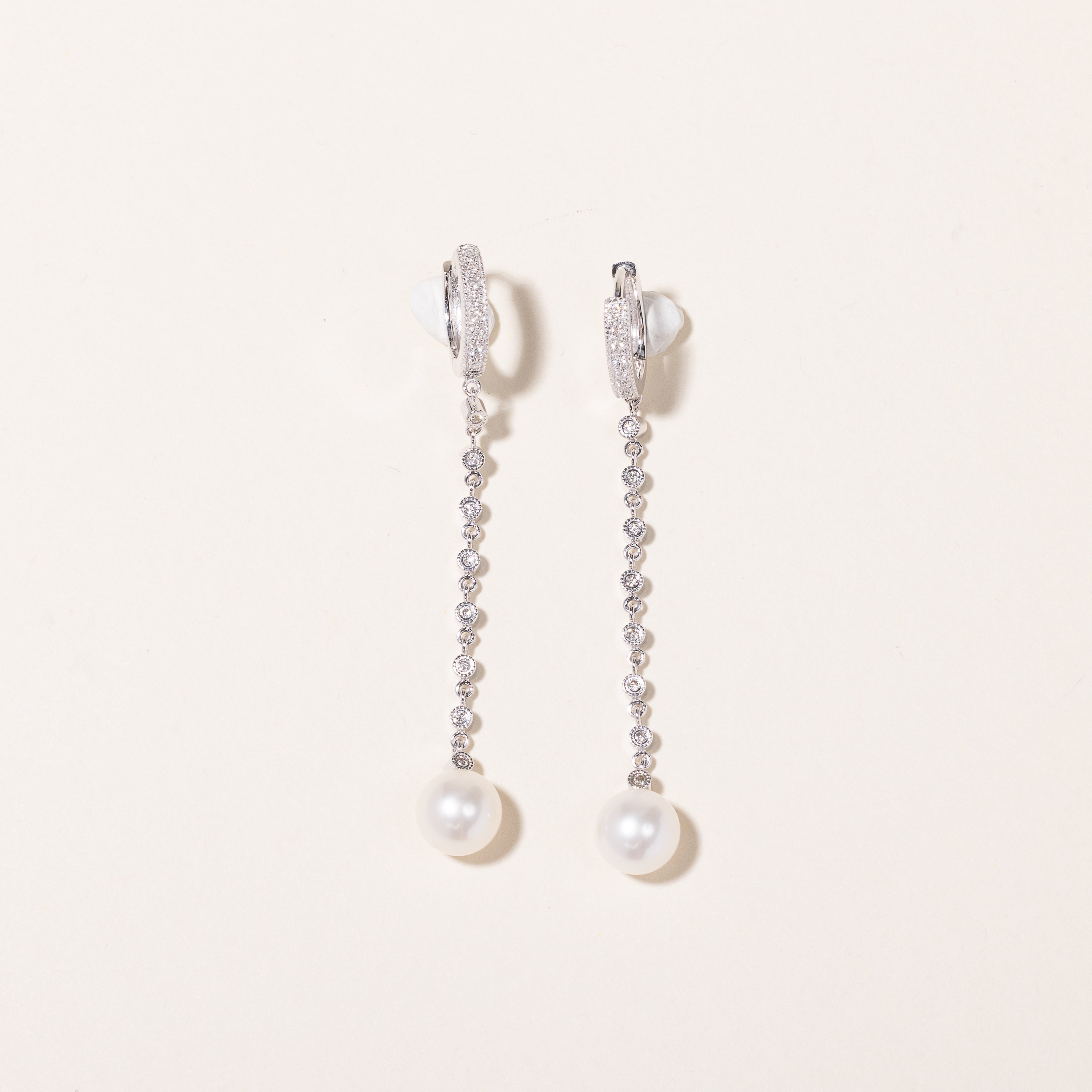 Boucles d'oreilles pendantes en or blanc 18 carats, perles et diamants | 7,70-7,80 mm, 0,26 ct au total