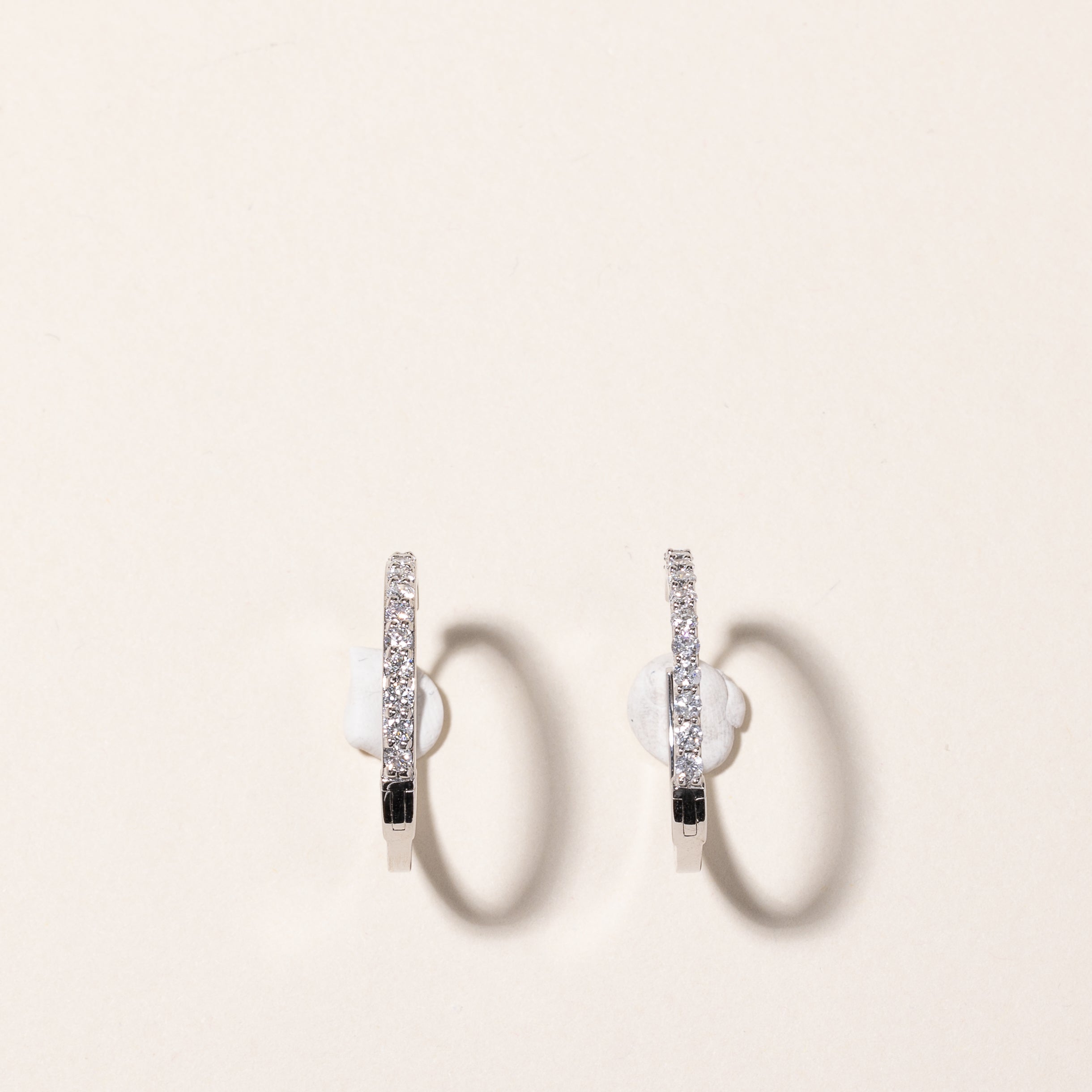 Boucles d'oreilles créoles en or blanc 14 carats et diamants | 0,32 ct au total