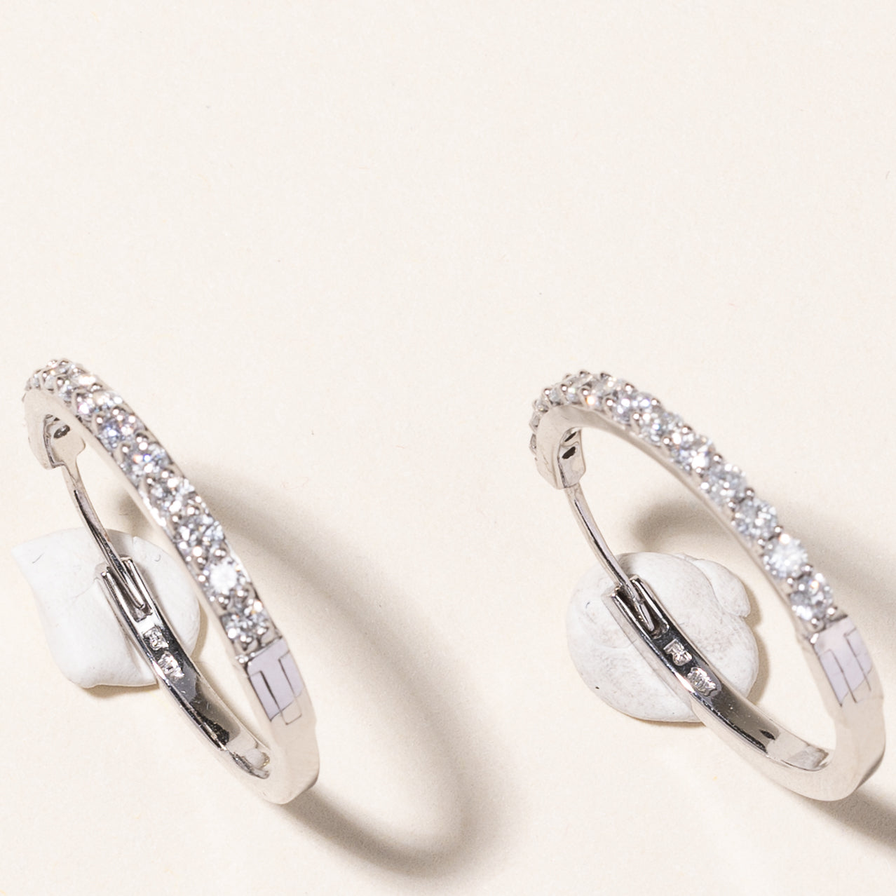 Boucles d'oreilles créoles en or blanc 14 carats et diamants | 0,32 ct au total