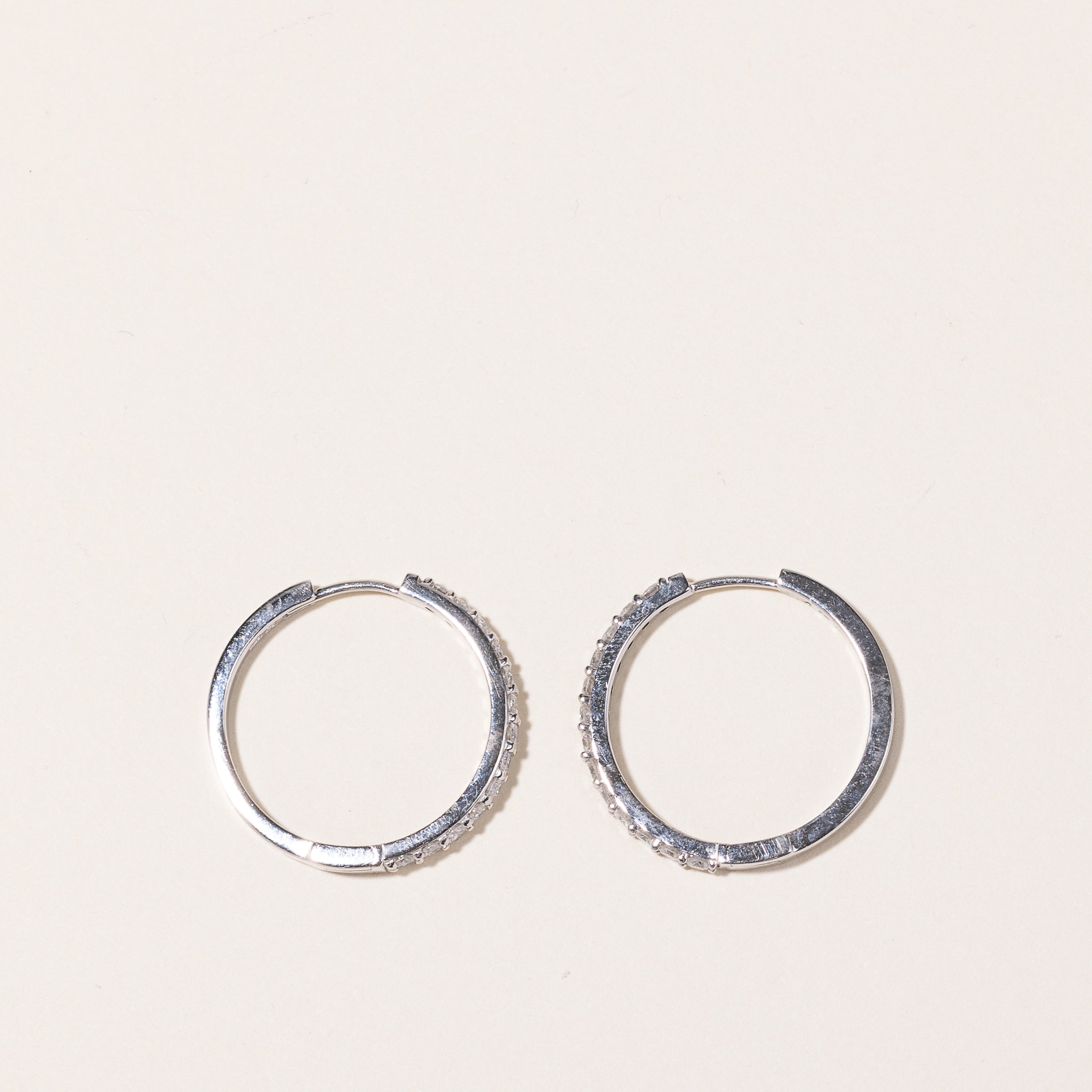Boucles d'oreilles créoles en or blanc 14 carats et diamants | 0,32 ct au total