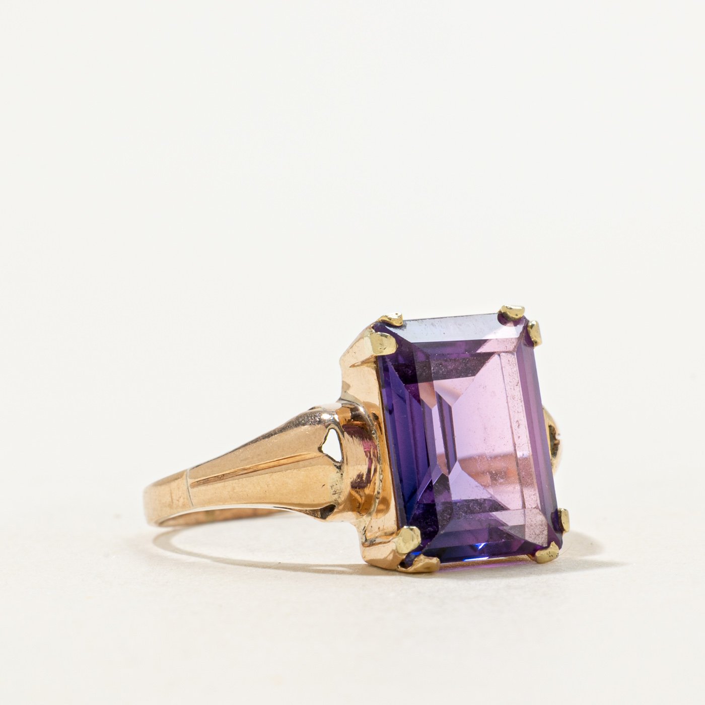 14K Ring with Synthetic Colour Changing Sapphire