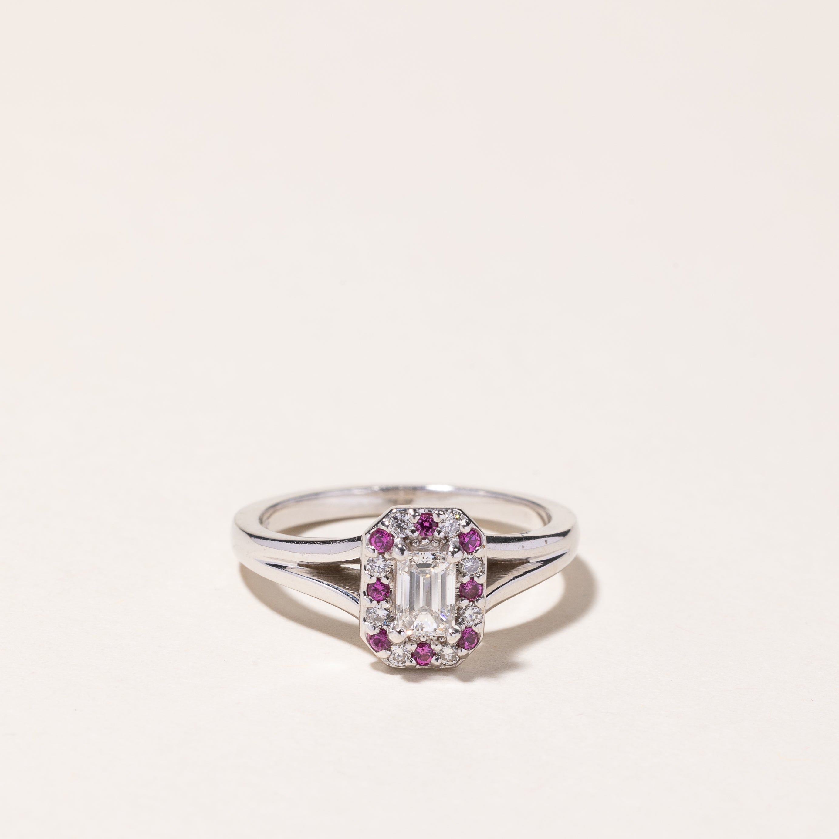 Bague de fiançailles en or blanc 14 carats avec halo de diamants et rubis | 0,08 ct, 0,45 ct | Taille 6,5