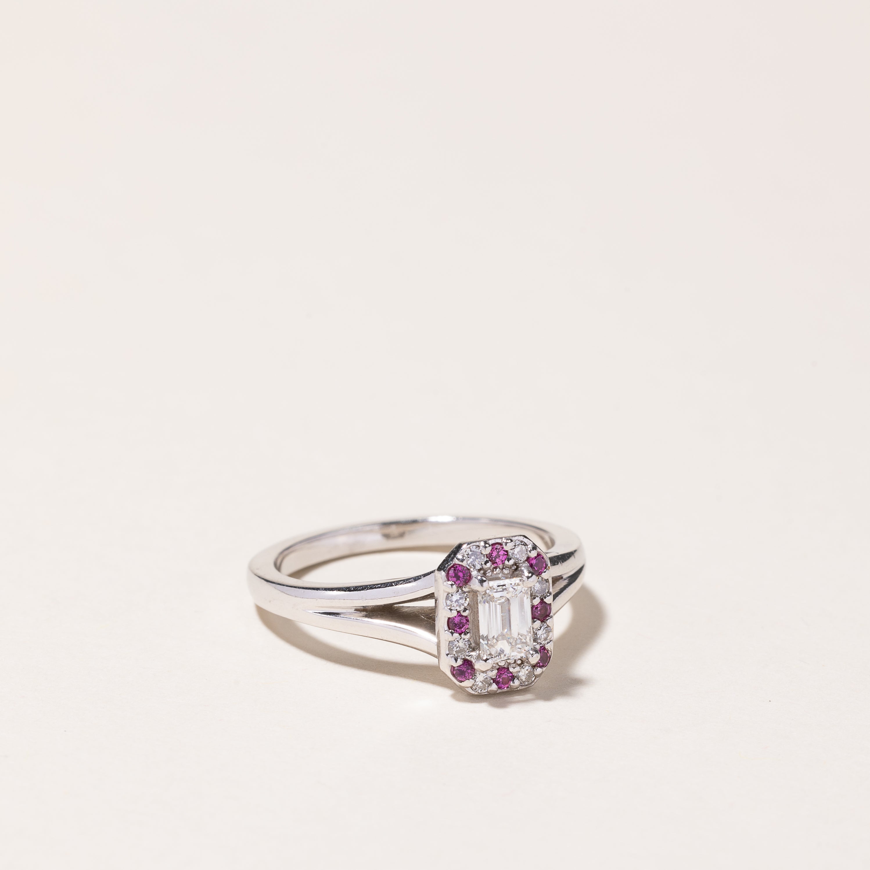 Bague de fiançailles en or blanc 14 carats avec halo de diamants et rubis | 0,08 ct, 0,45 ct | Taille 6,5