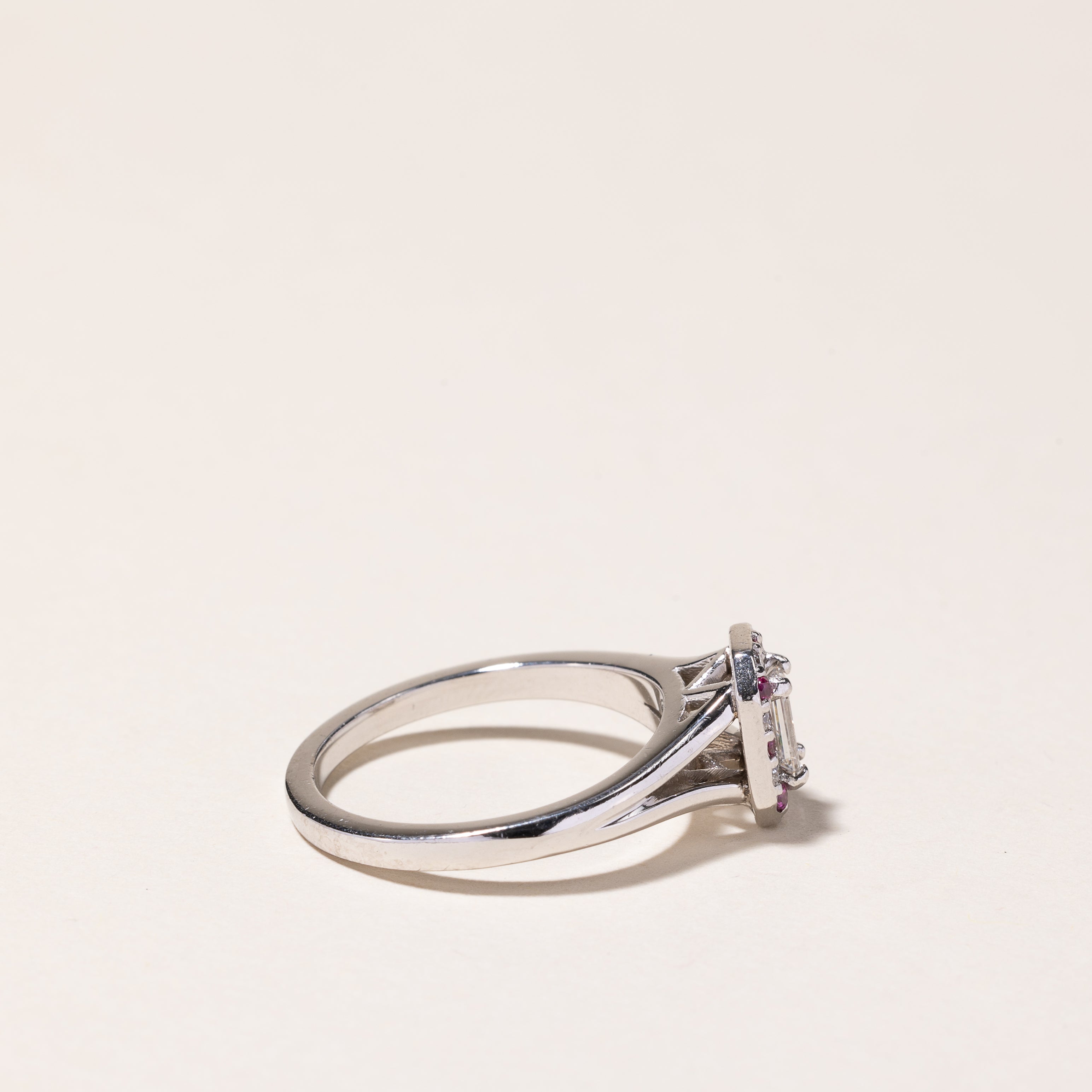 Bague de fiançailles en or blanc 14 carats avec halo de diamants et rubis | 0,08 ct, 0,45 ct | Taille 6,5