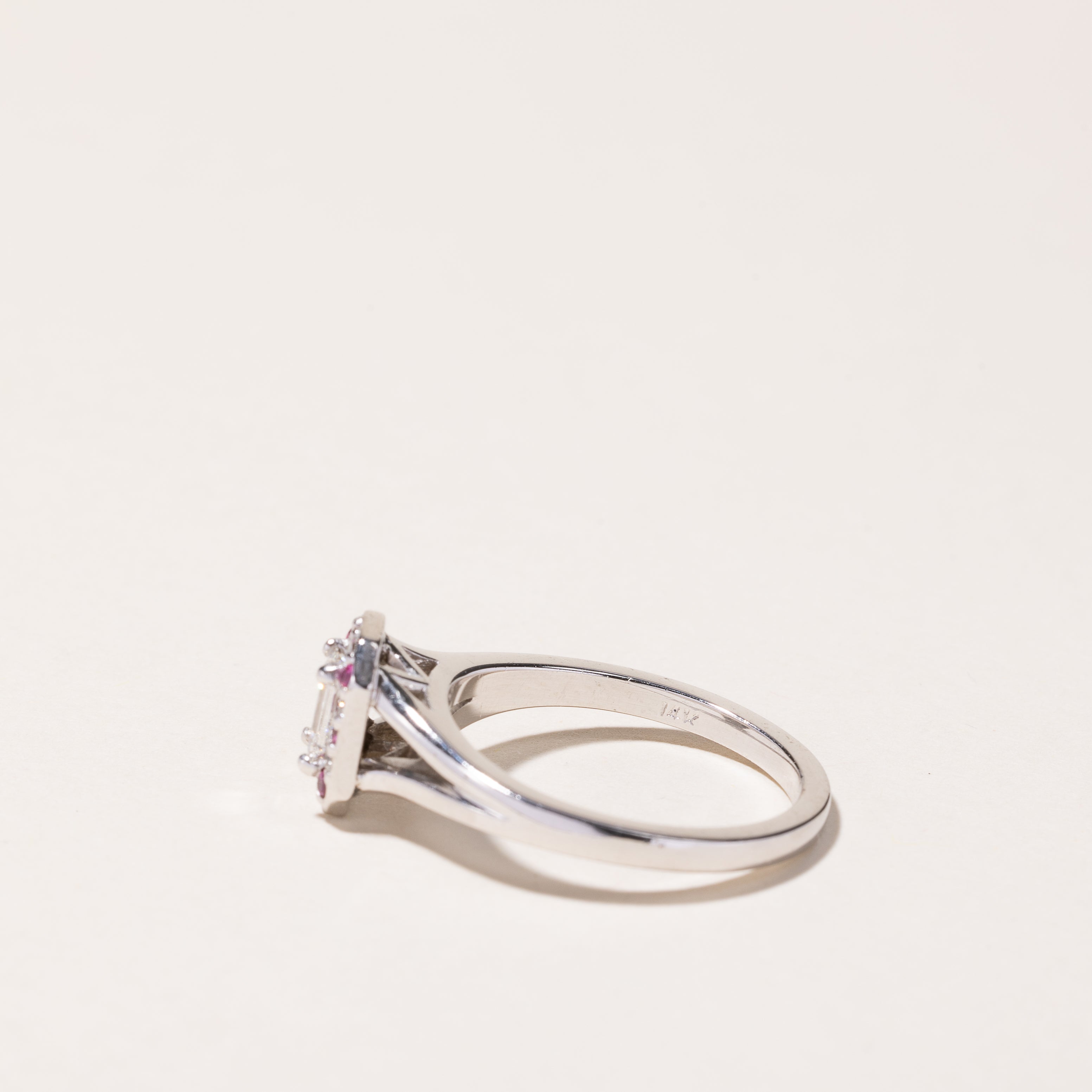 Bague de fiançailles en or blanc 14 carats avec halo de diamants et rubis | 0,08 ct, 0,45 ct | Taille 6,5