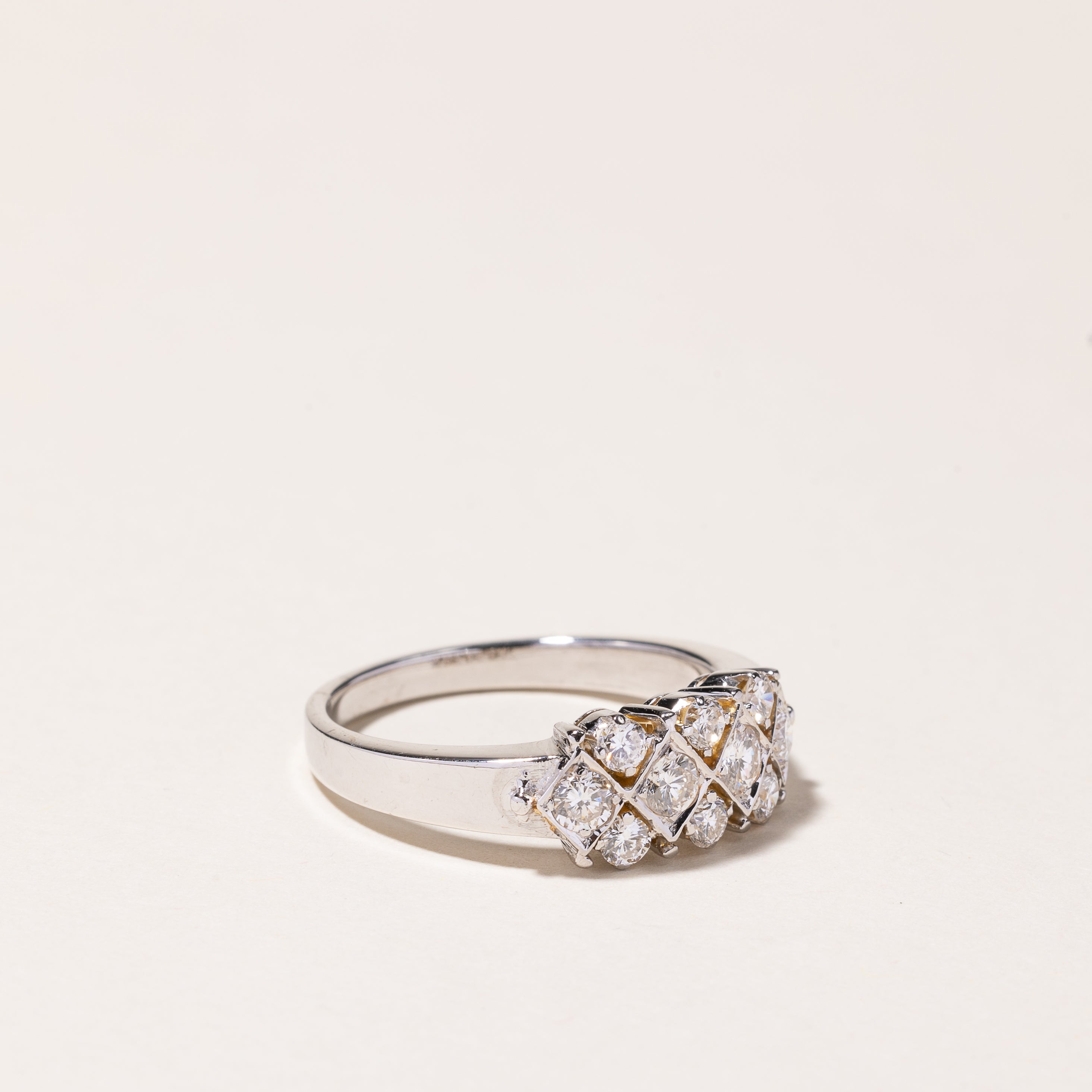 Bague en or blanc 14 carats sertie de trois rangées de diamants | 0,79 ct au total | Taille 8,25