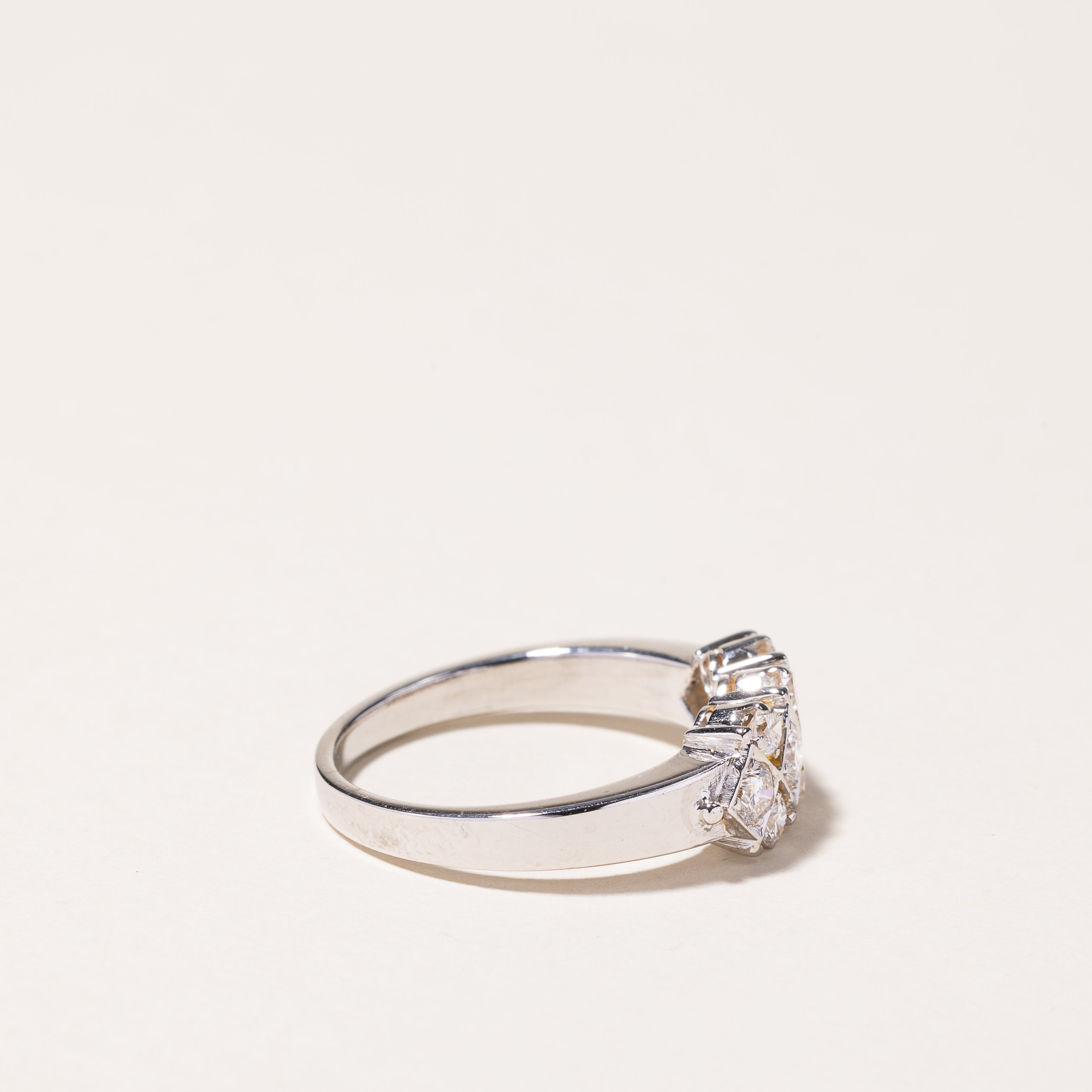 Bague en or blanc 14 carats sertie de trois rangées de diamants | 0,79 ct au total | Taille 8,25