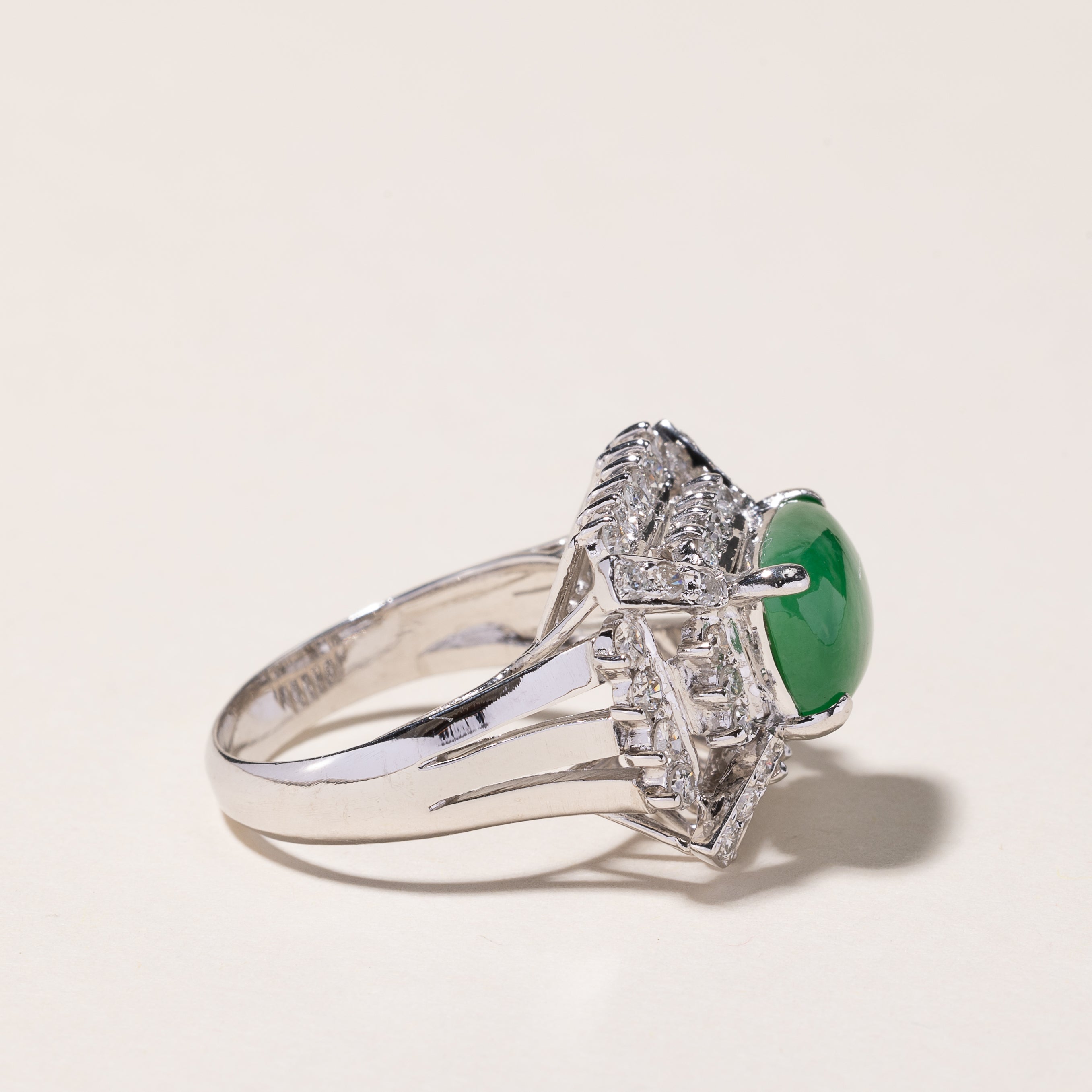 Bague en or blanc 14 carats, jade et diamants | 9,60 x 7,50 x 3,50 mm, 0,73 ct | Taille 5,75