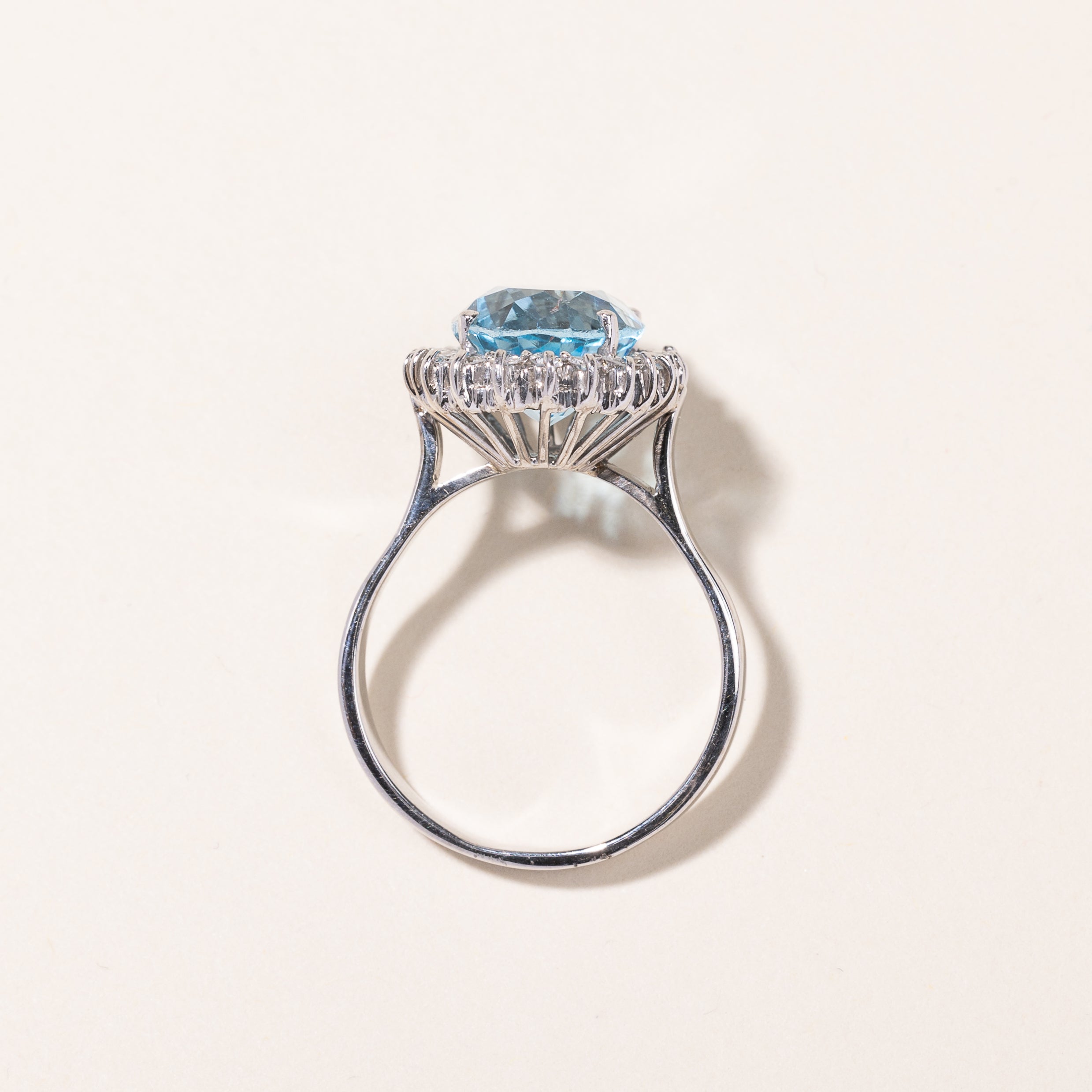 Bague en or blanc 18 carats, topaze et diamants | 6,87 ct, 0,48 ct au total | Taille 8,5
