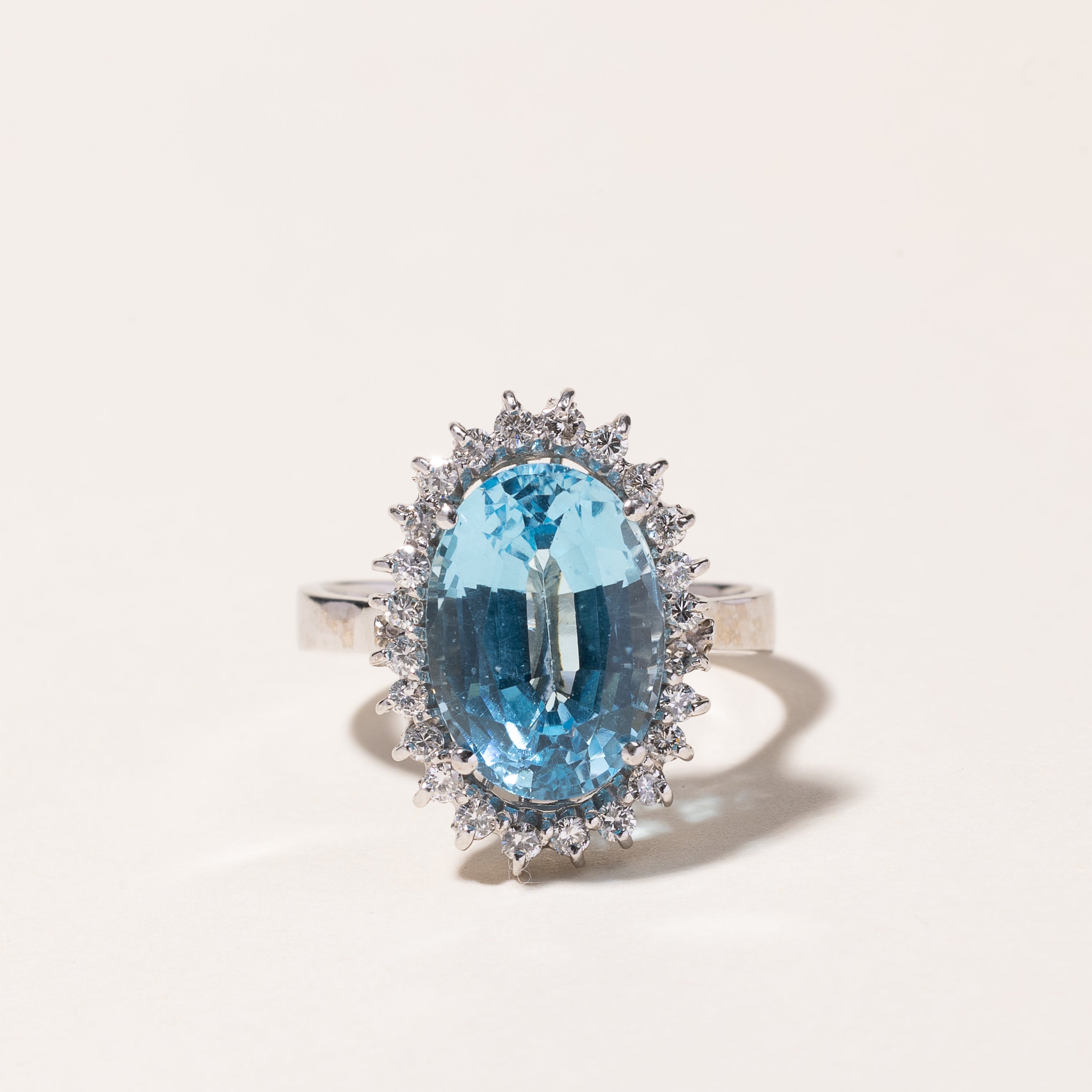 Bague en or blanc 18 carats, topaze et diamants | 6,87 ct, 0,48 ct au total | Taille 8,5