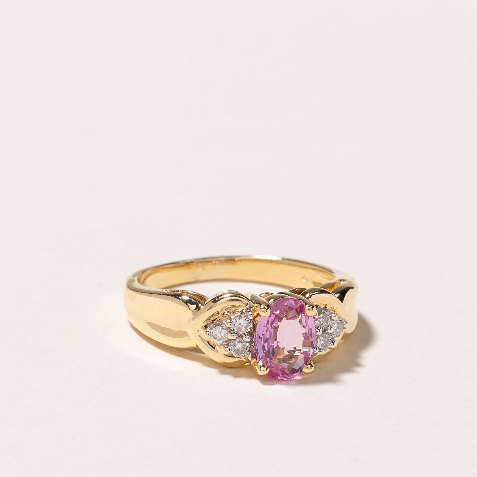Bague en or jaune 18 carats, saphir rose et diamants | 0,84 ct, 0,15 ct au total | Taille 5,75