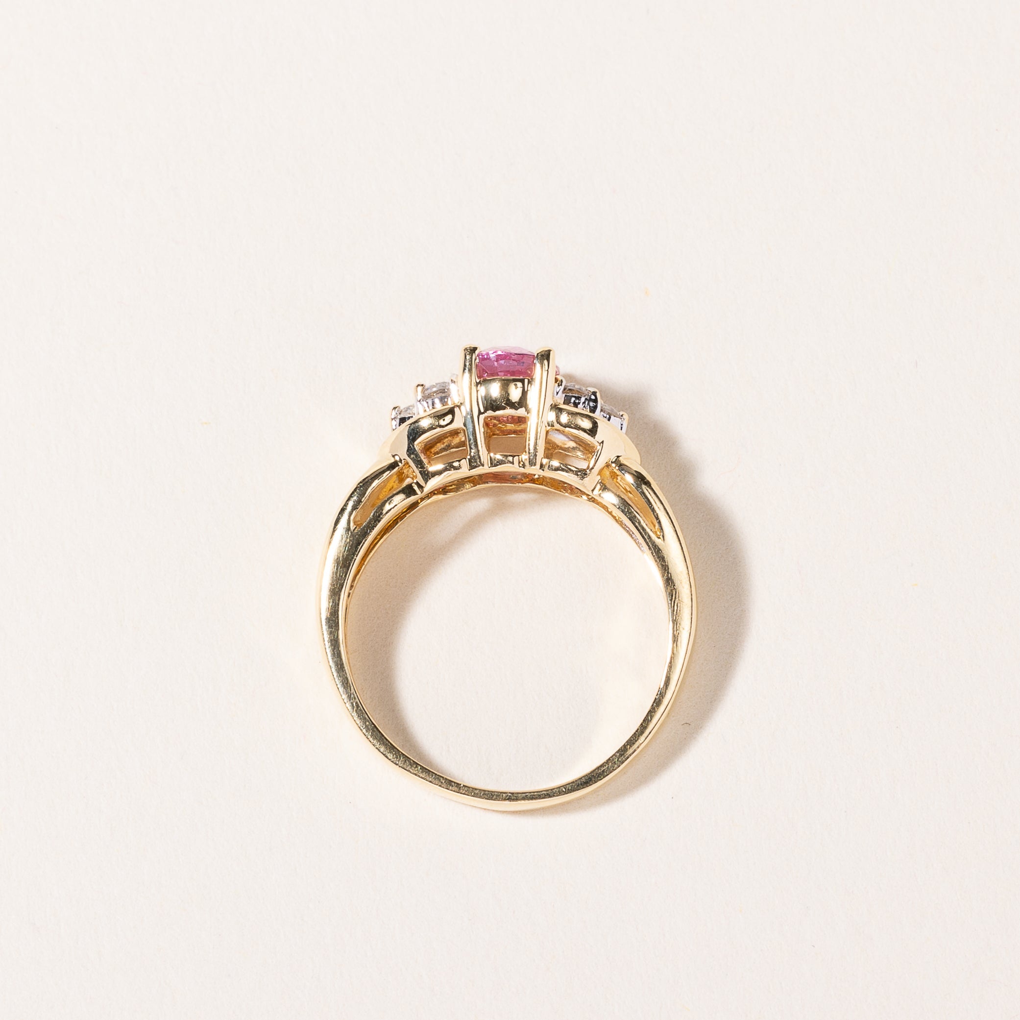 Bague en or jaune 18 carats, saphir rose et diamants | 0,84 ct, 0,15 ct au total | Taille 5,75