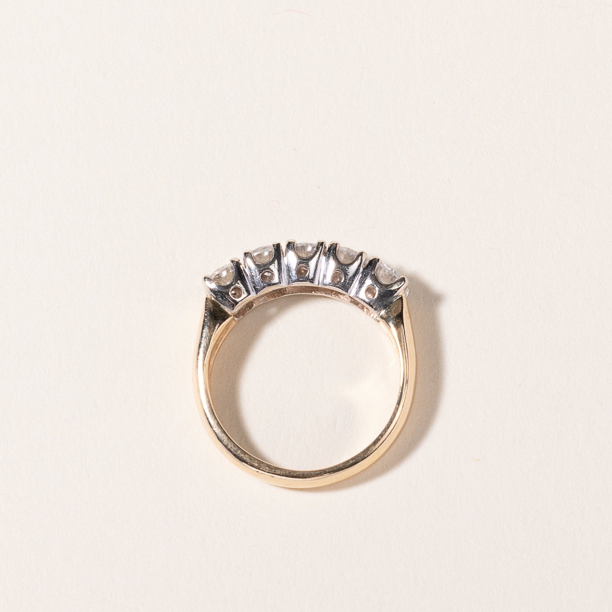 Bague en or jaune 14 carats sertie de cinq diamants | 0,87 ct au total | Taille 5,25