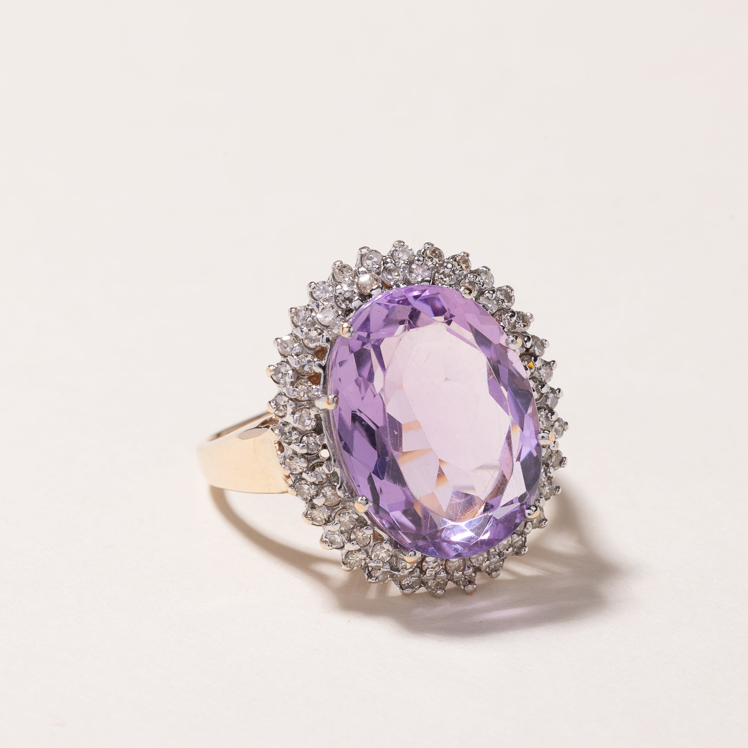 Bague en or jaune et blanc 14 carats, améthyste et diamants | Améthyste : 7,41 ct, diamants : 0,51 ct | Taille 8