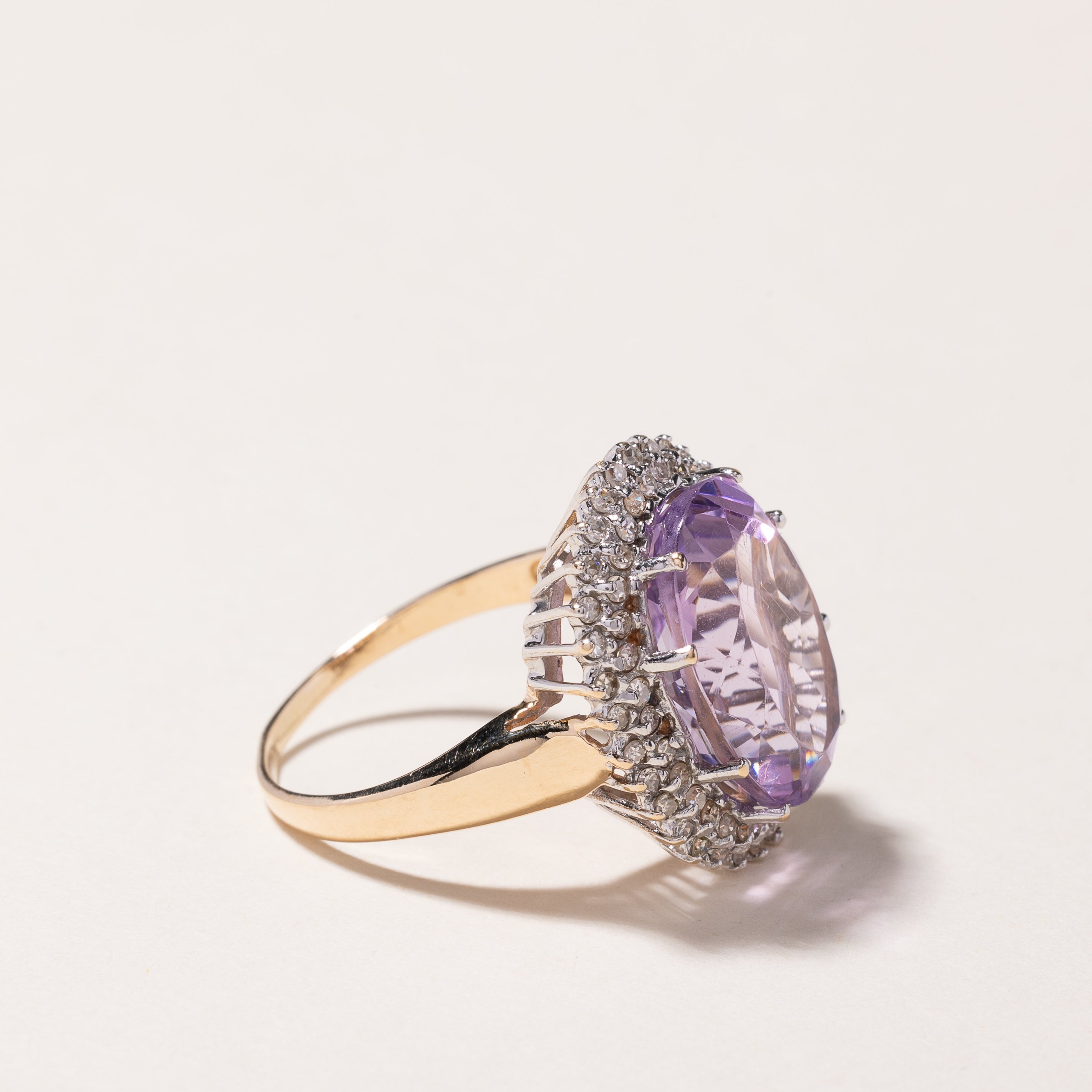 Bague en or jaune et blanc 14 carats, améthyste et diamants | Améthyste : 7,41 ct, diamants : 0,51 ct | Taille 8