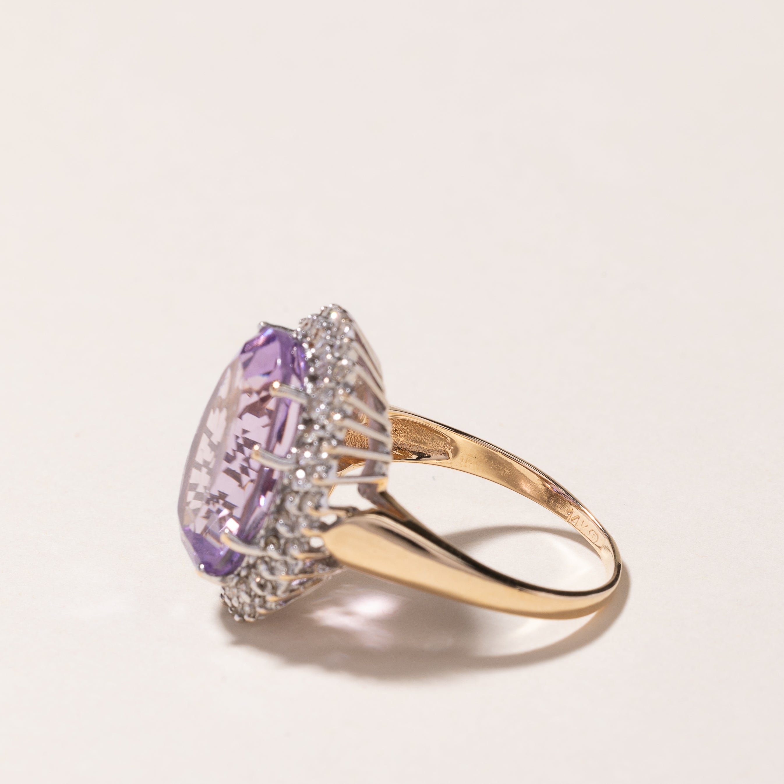 Bague en or jaune et blanc 14 carats, améthyste et diamants | Améthyste : 7,41 ct, diamants : 0,51 ct | Taille 8