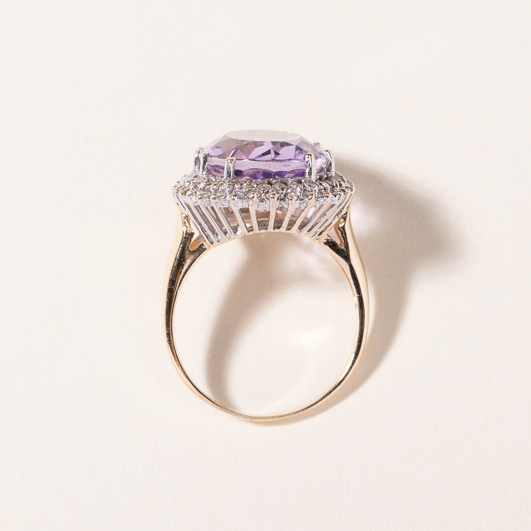 Bague en or jaune et blanc 14 carats, améthyste et diamants | Améthyste : 7,41 ct, diamants : 0,51 ct | Taille 8
