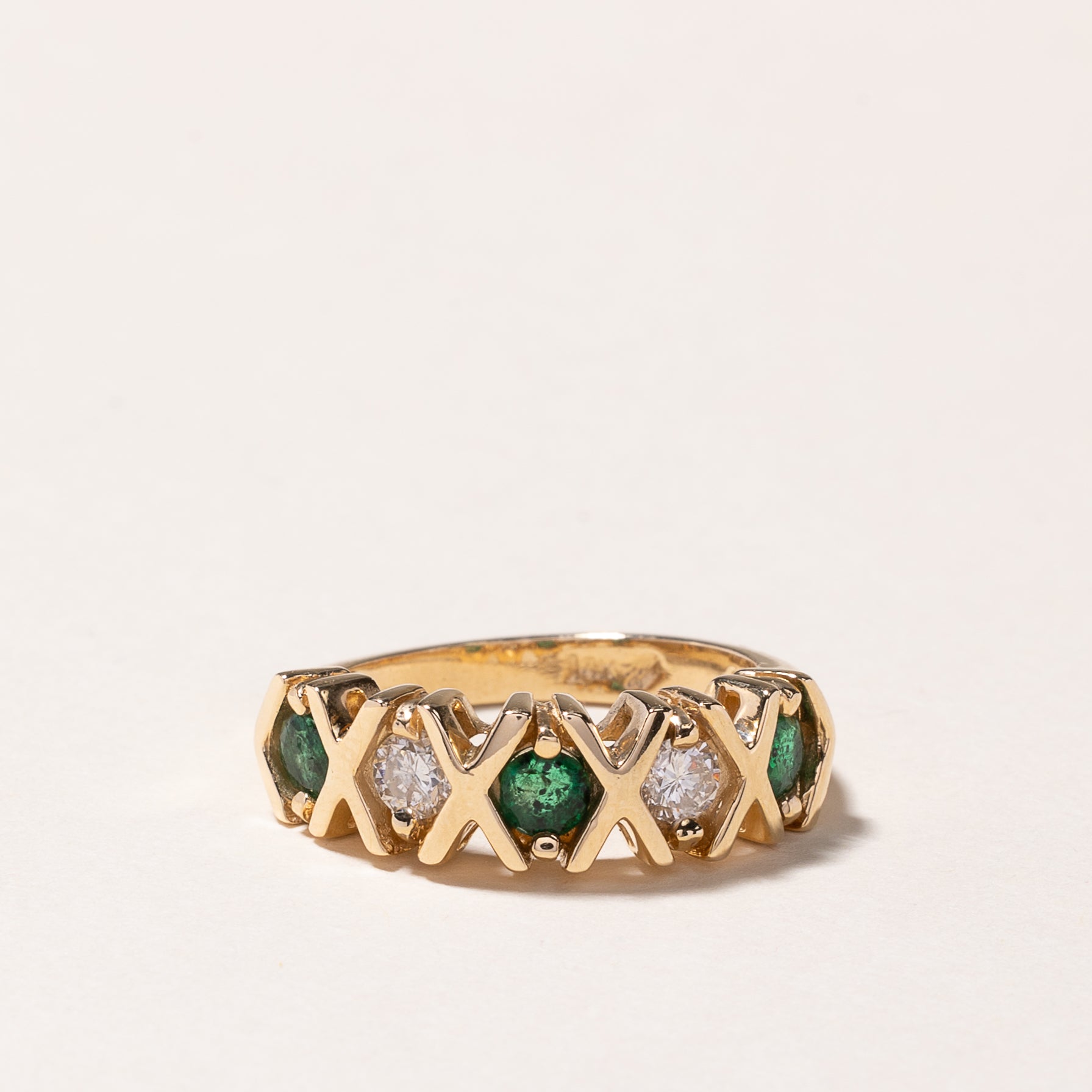 Bague en or jaune 14 carats sertie d'émeraudes et de diamants | 0,41 ct au total, 0,32 ct au total | Taille 6