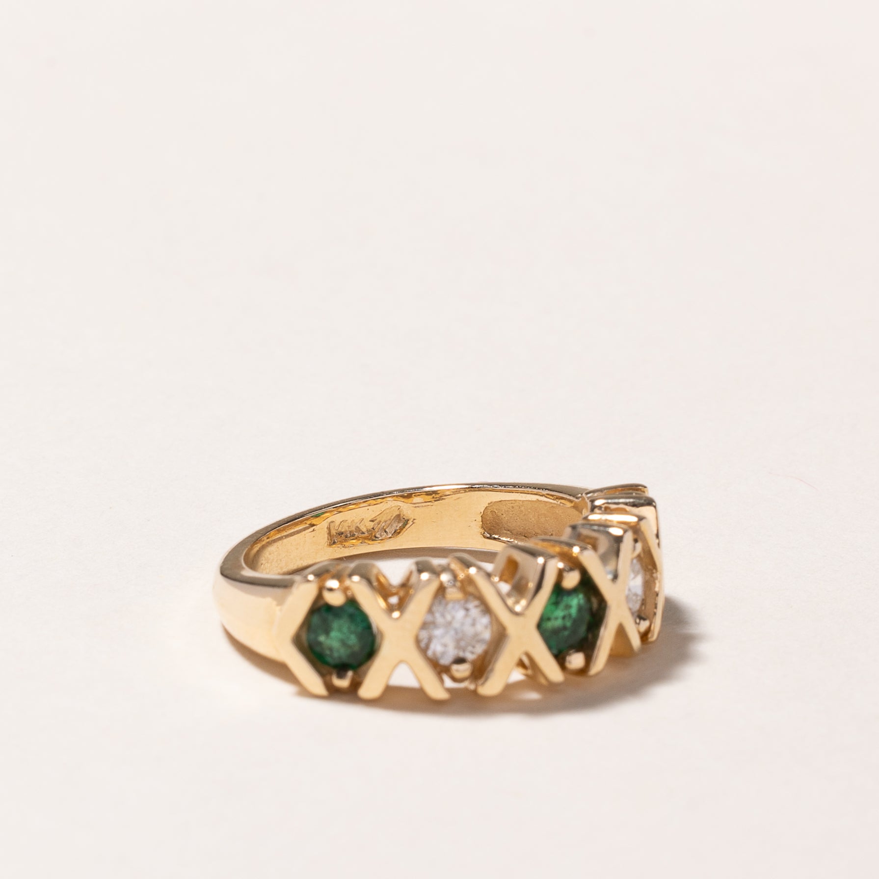 Bague en or jaune 14 carats sertie d'émeraudes et de diamants | 0,41 ct au total, 0,32 ct au total | Taille 6