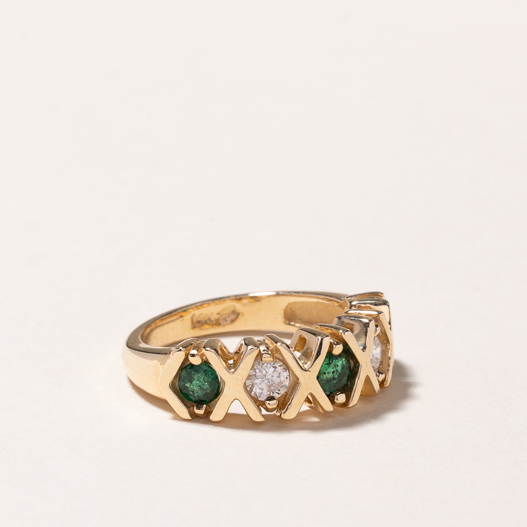 Bague en or jaune 14 carats sertie d'émeraudes et de diamants | 0,41 ct au total, 0,32 ct au total | Taille 6